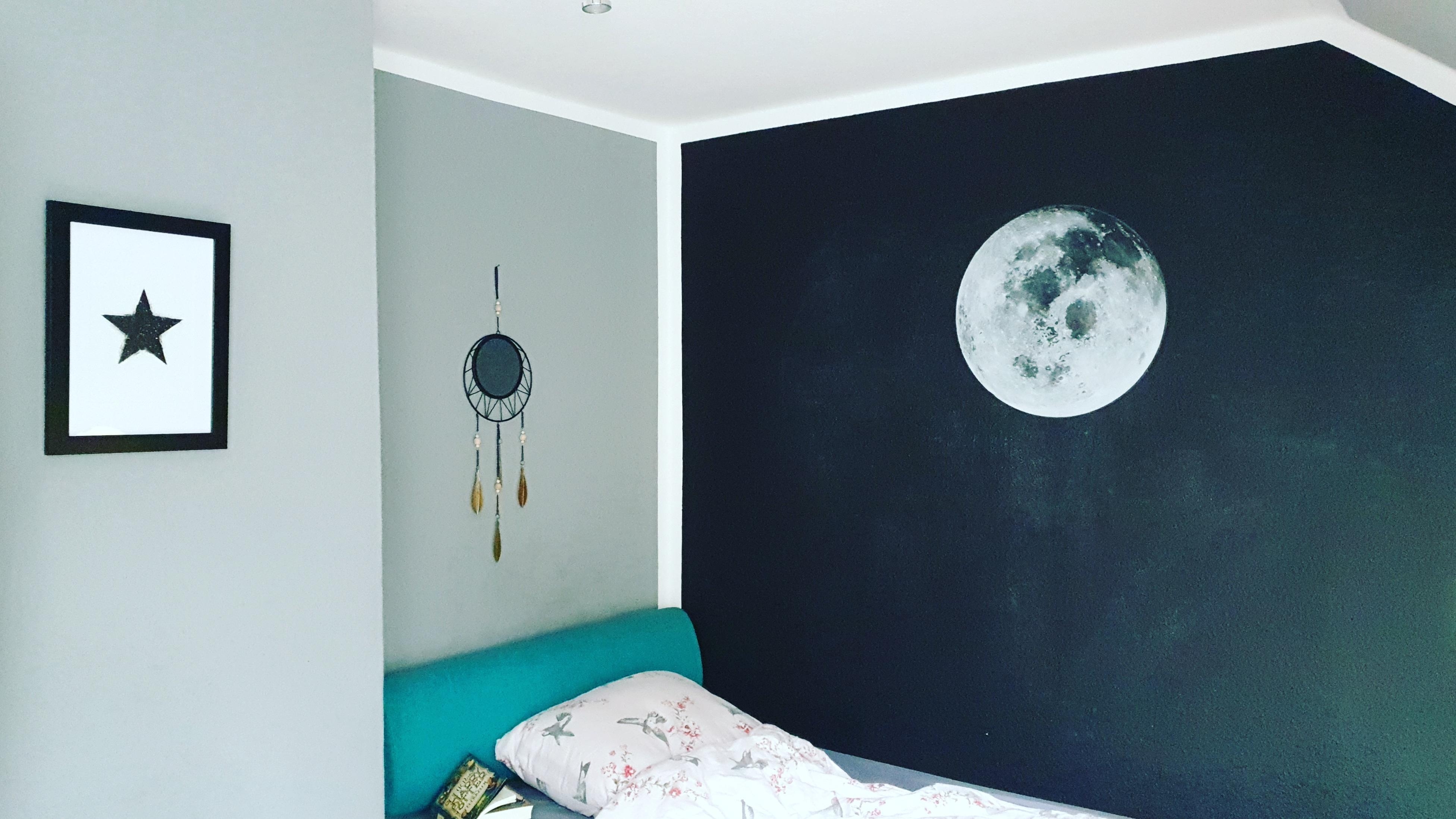 Teenager Zimmer 
#moon #chalkpaint #blackwall