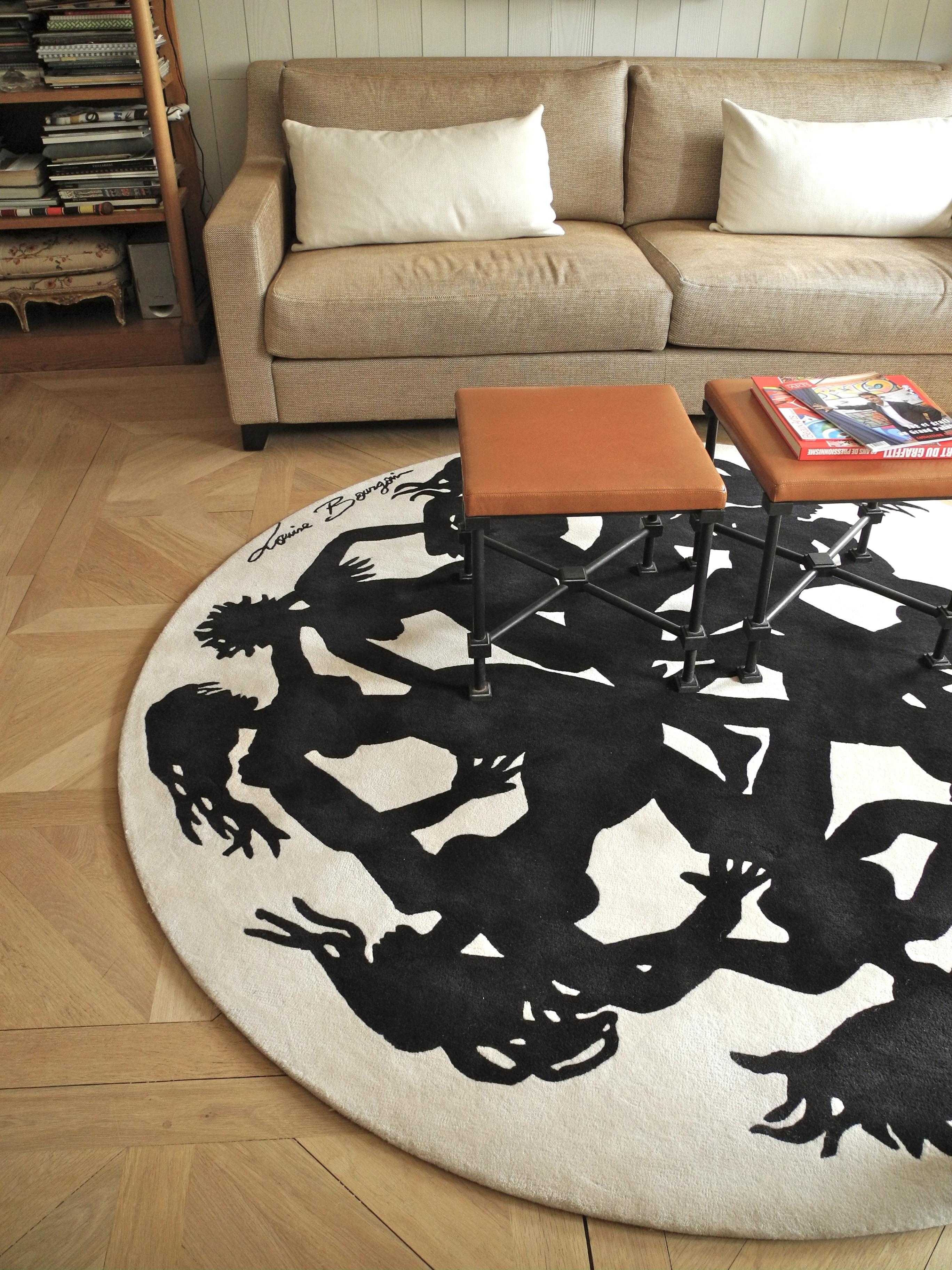 Teppich mit Frauensilhouetten #couchtisch #teppich #wohnzimmer #kissen #runderteppich #sofa #tisch ©Pierre Frey