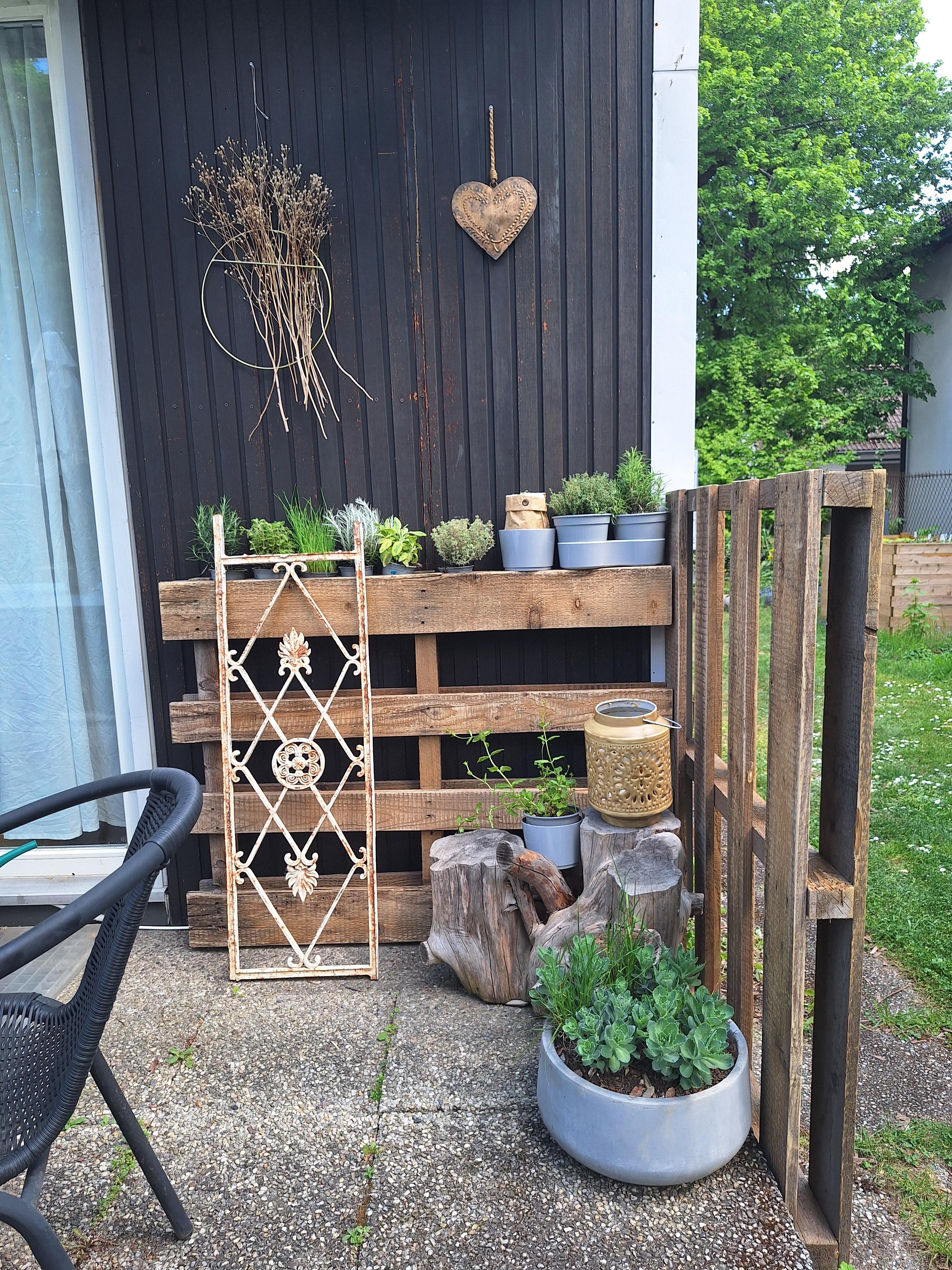 .Terassenecke.
#Europaletten #Sichtschutz #Upcycling #Kräuter #Eisengitter #französischesMitbringsel