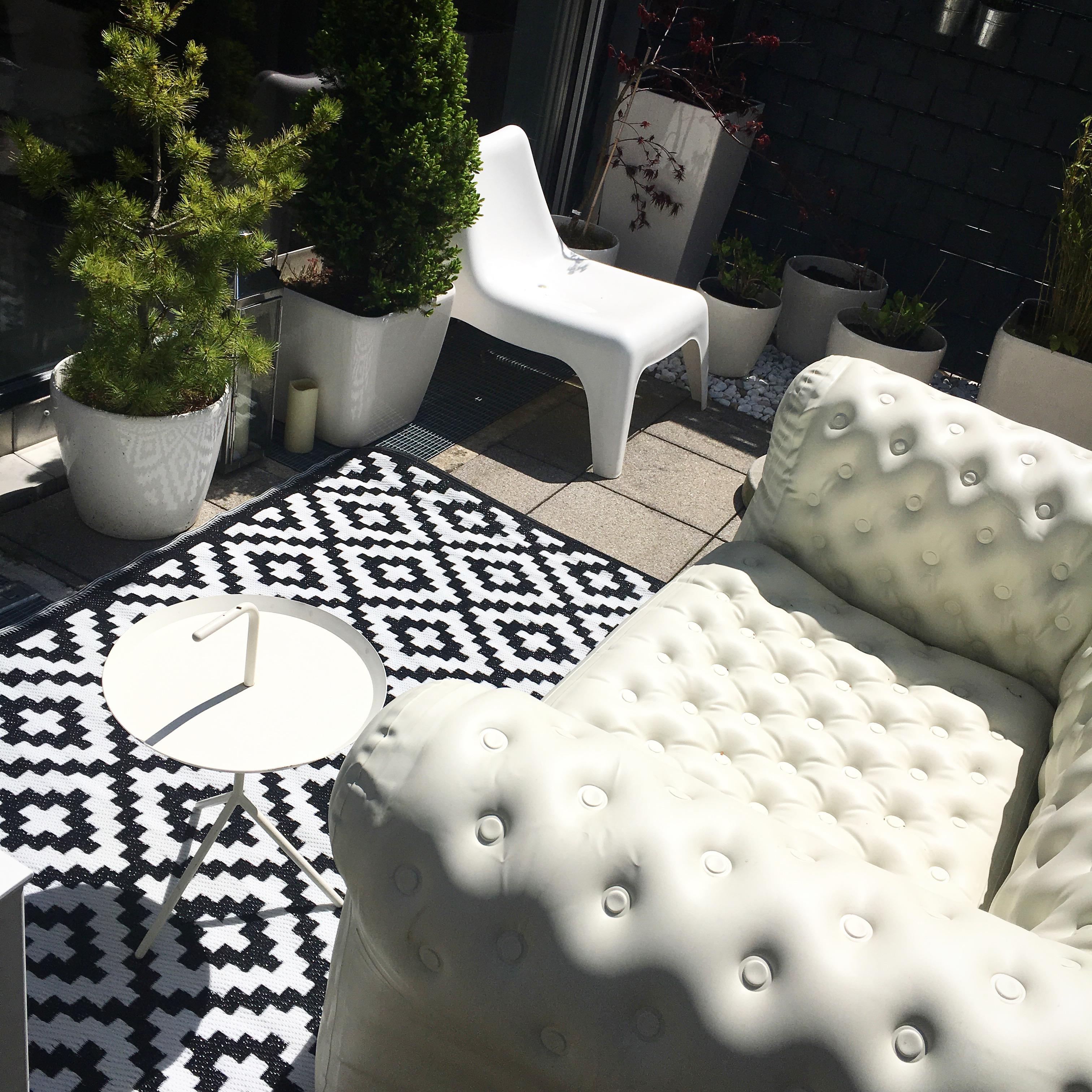Terrasse #beistelltisch #ikea #sofa #draußen ©ALL ABOUT DESIGN by Christina Harmsen