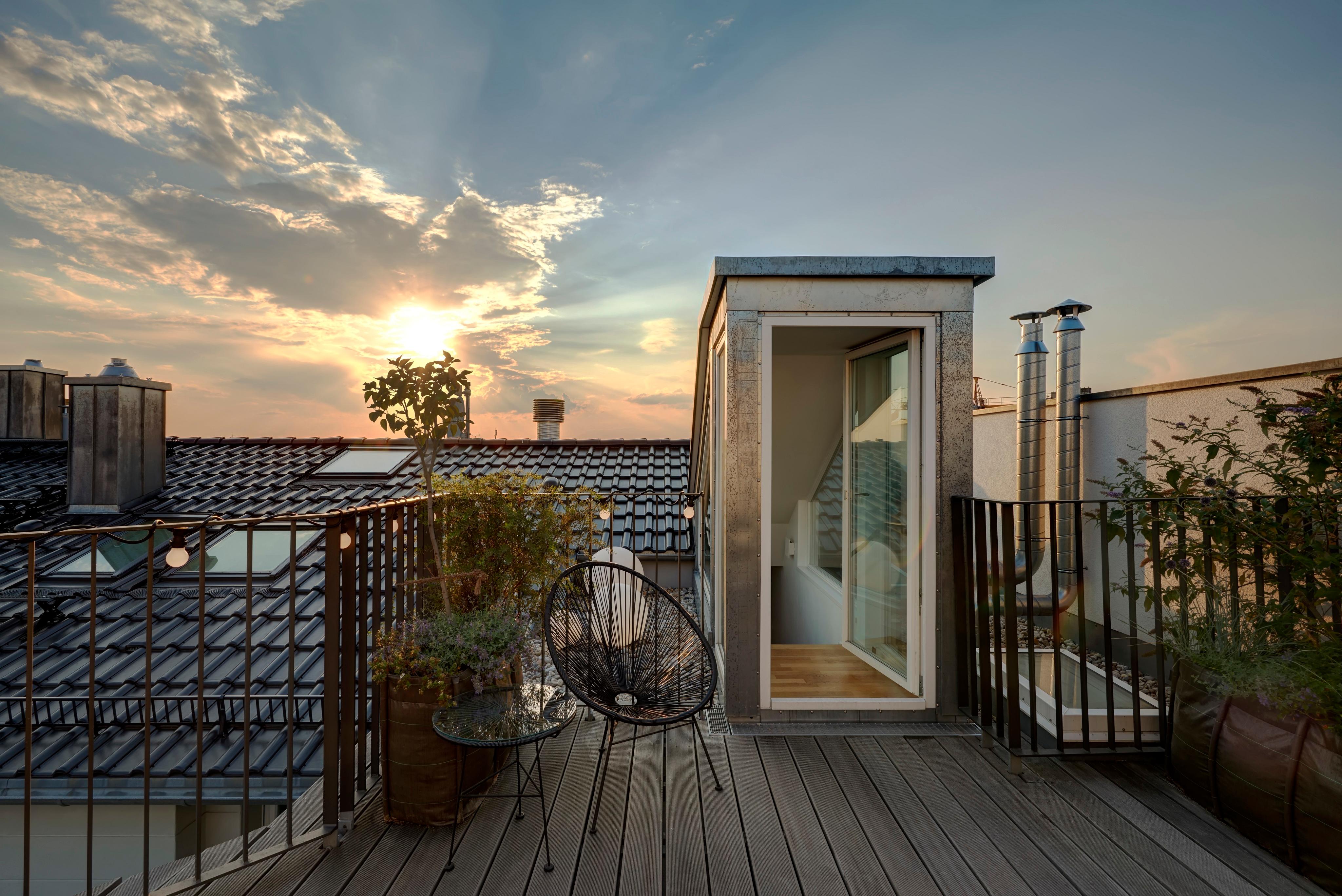 Terrasse des "GORKI APARTMENT" am Weinbergsweg Mitte #stuhl #terrasse #tisch #penthouse #draußen ©SUITE.030