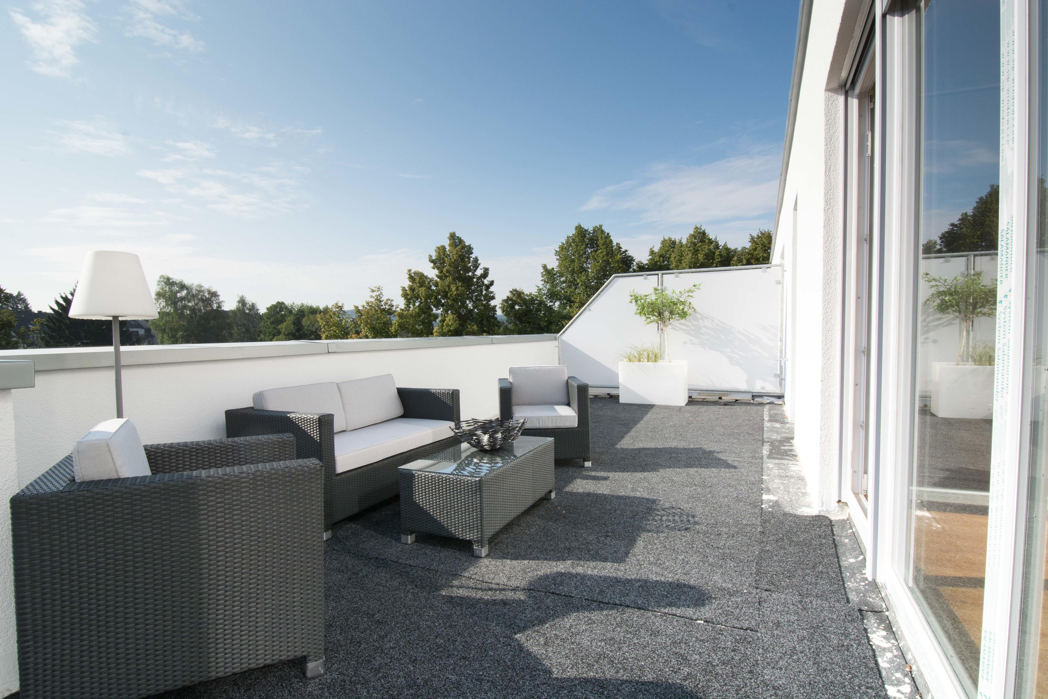 Terrasse Lounge #terrasse #gartenmöbel #balkonmöbel #korbtisch ©www.Lunahomestaging.de