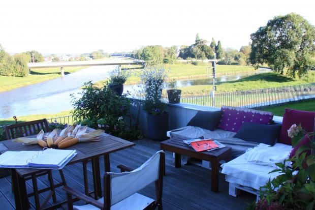 Terrasse mit Blick aufs Wasser und DIY-Palettensofa #homestory