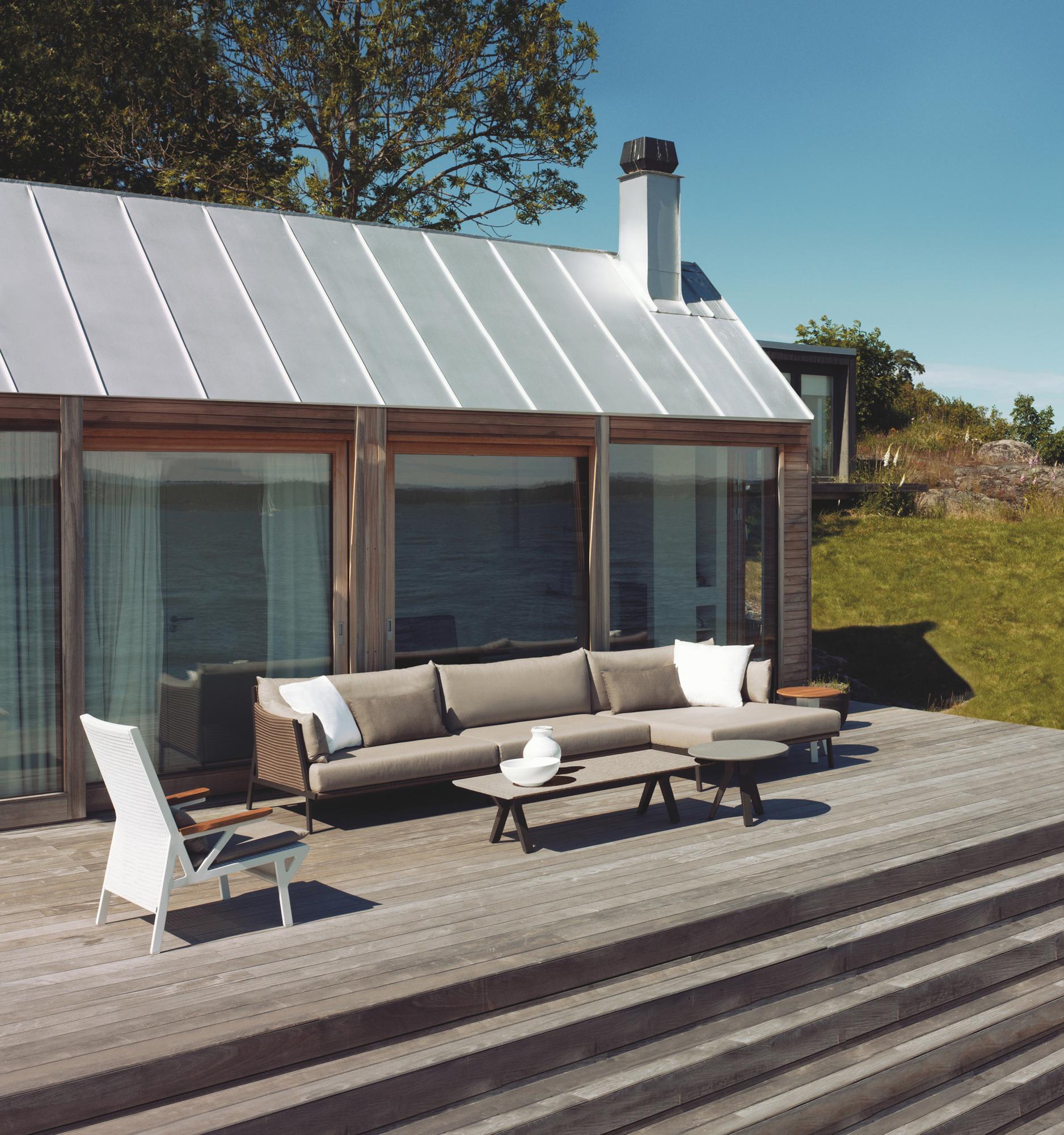 Terrasse mit grauen Sofa #couchtisch #terrasse #sofakissen #sofa #grauessofa ©Kettal
