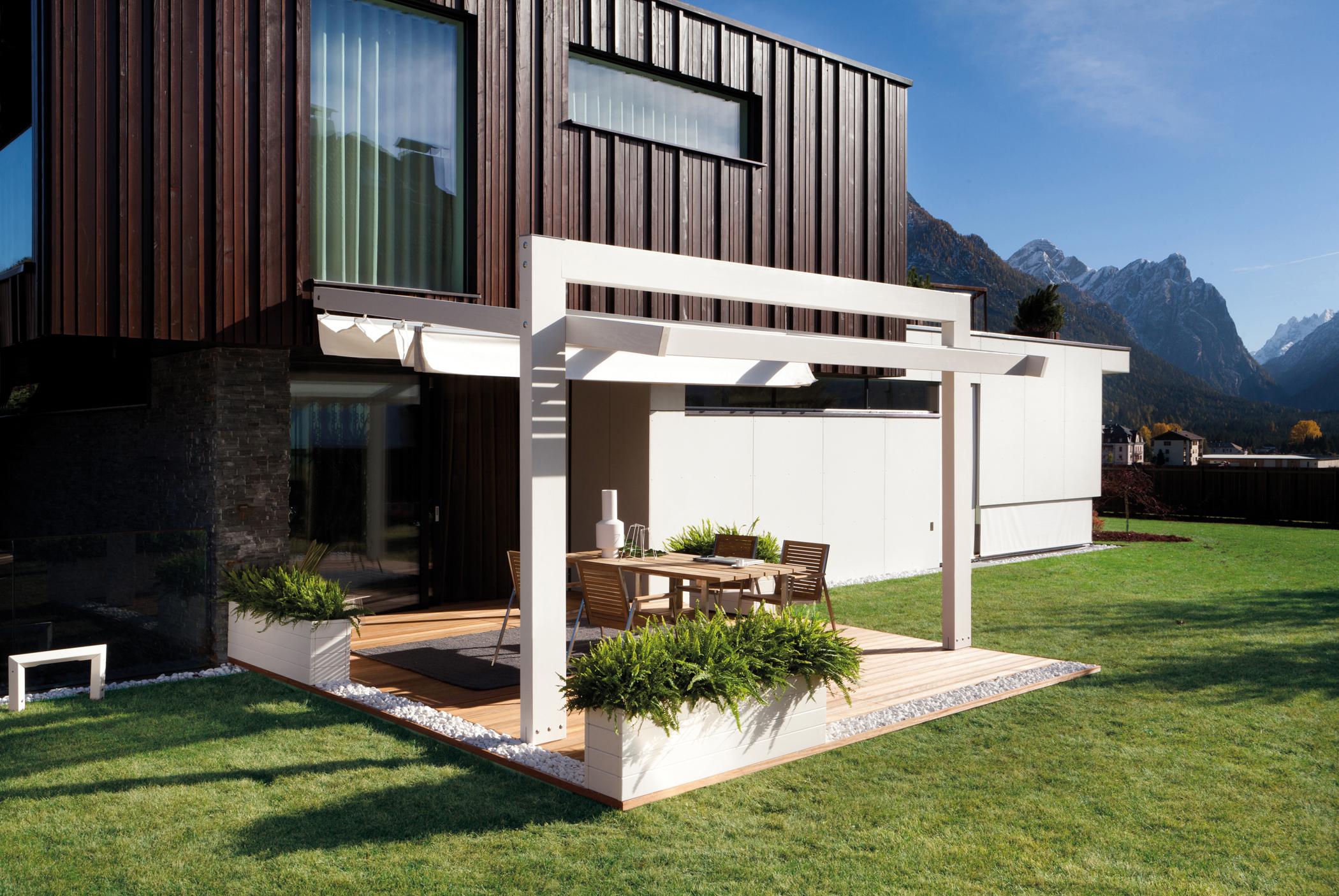 Terrasse mit moderner Markise #terrasse #terrassendielen #terrassengestaltung ©Pircher