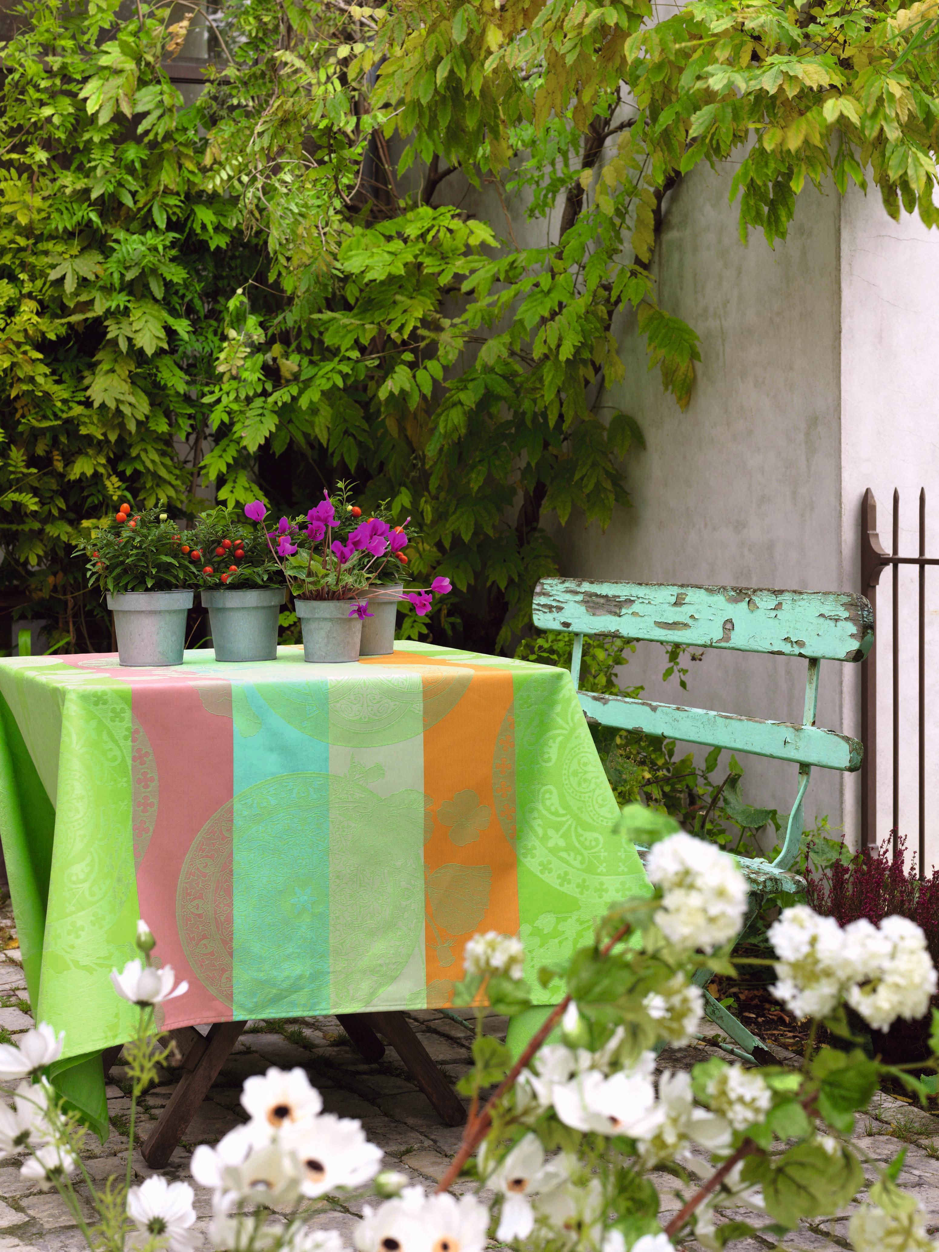 Terrasse mit Sitzbank im Vintage-Look #terrasse #blumentopf #terrassentisch ©Le Jacquard Francais
