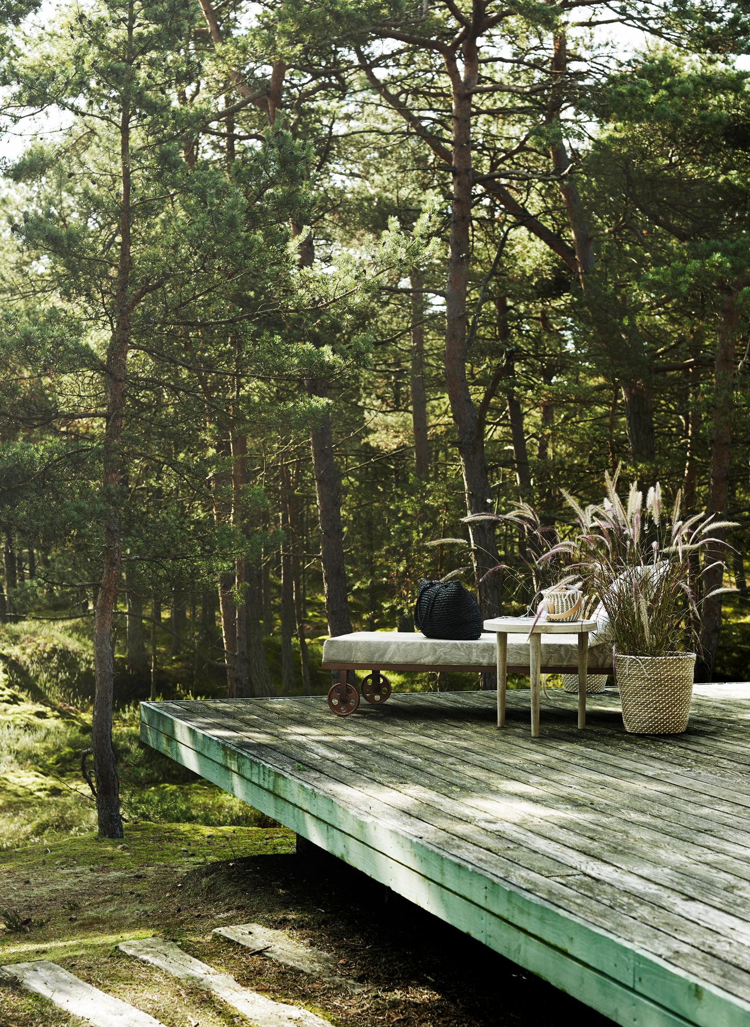 Terrasse mit Waldblick #beistelltisch #chaiselongue ©Madam Stoltz