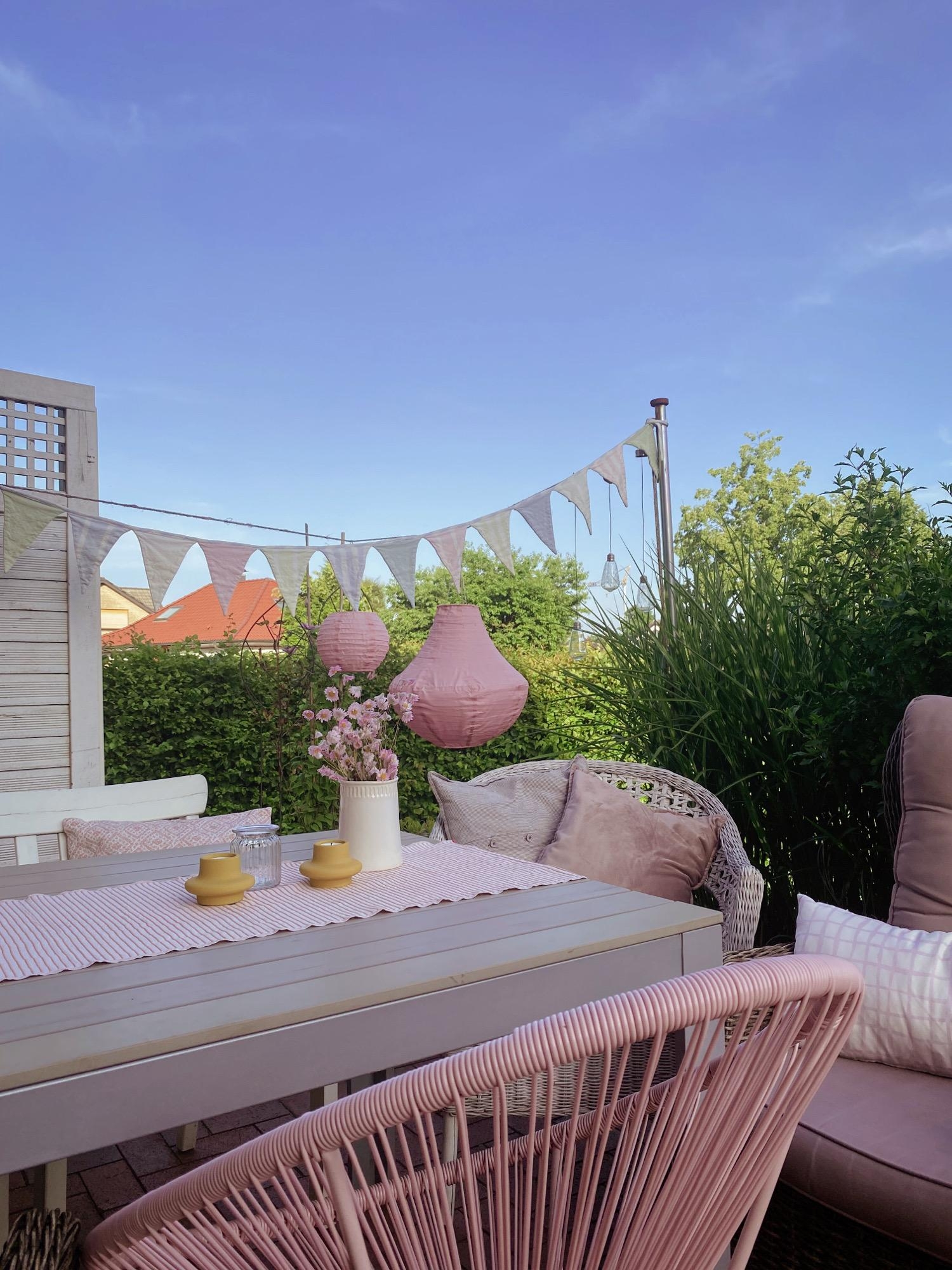Terrassenblick 
#garten#summerfeeling#cozyhome#terrassendeko#landhausstyle#hygge#blauerhimmel#summervibes