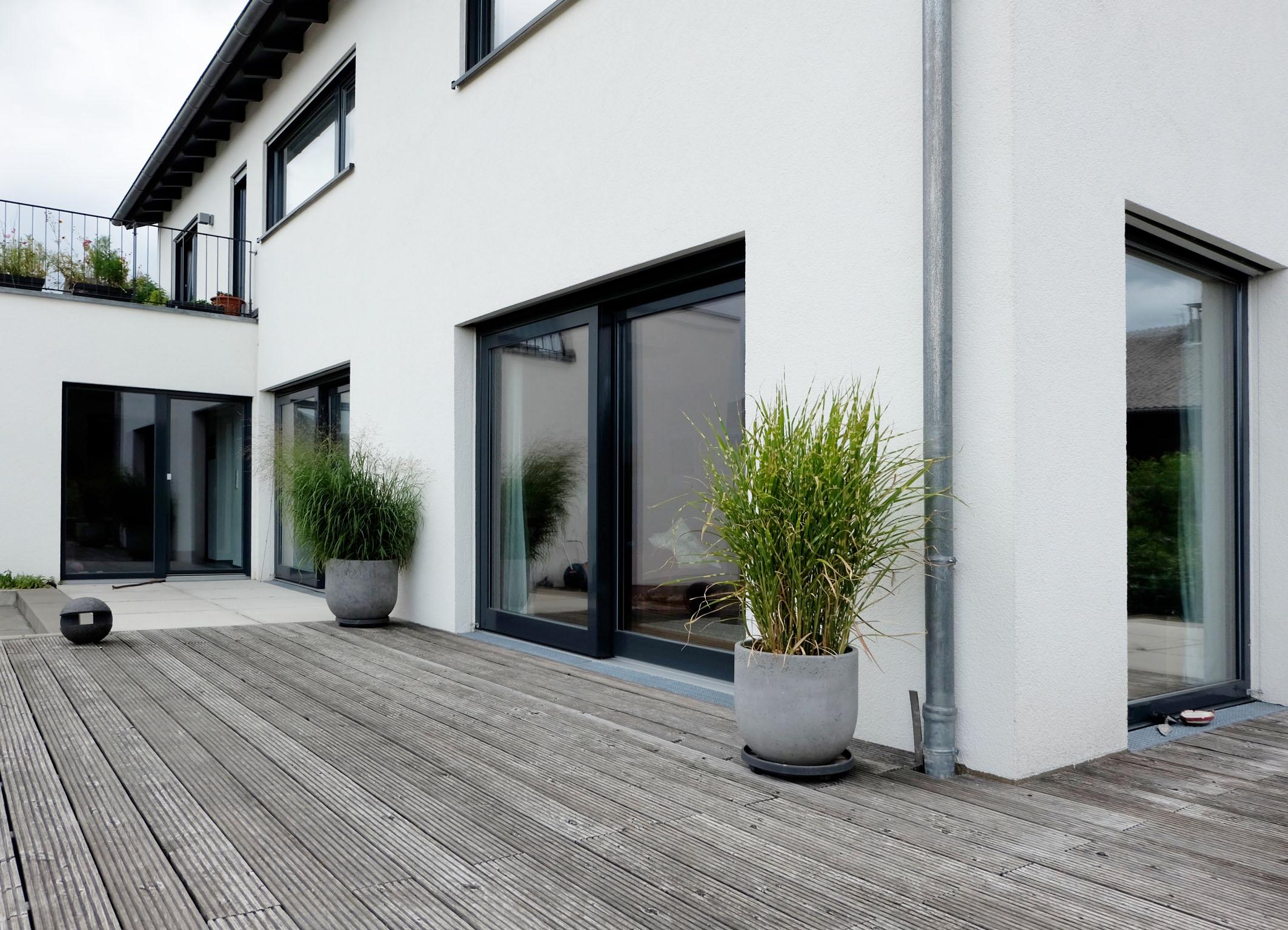 Terrassendeck und Übergang Wohnbereich #holzterrasse ©Resonatorcoop