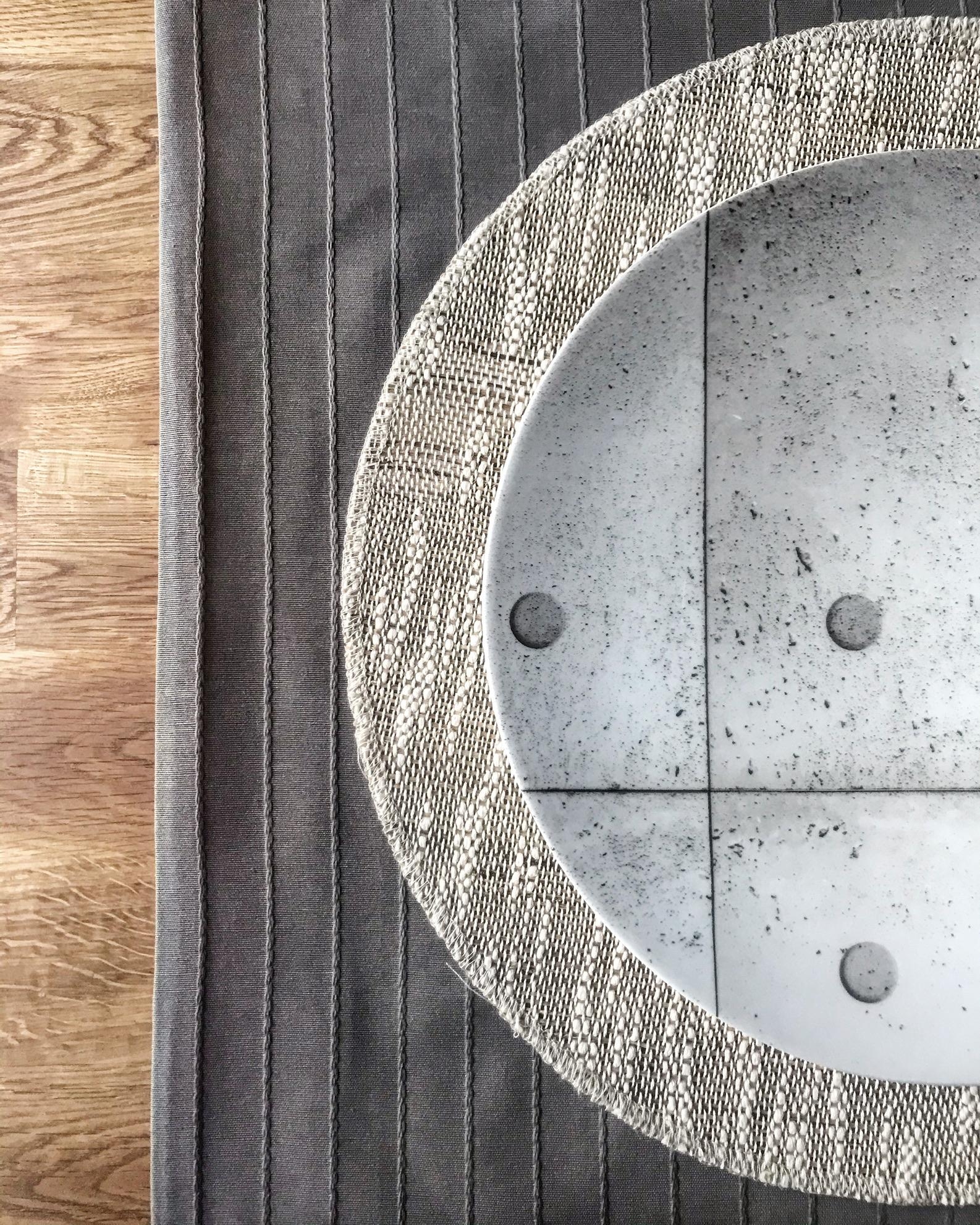 Texturen 🖤 #skandistyle Esstisch mit Chef&Sommelier Teller und selbstgenähtem Tischläufer 💫#dinner #minimalistisch 