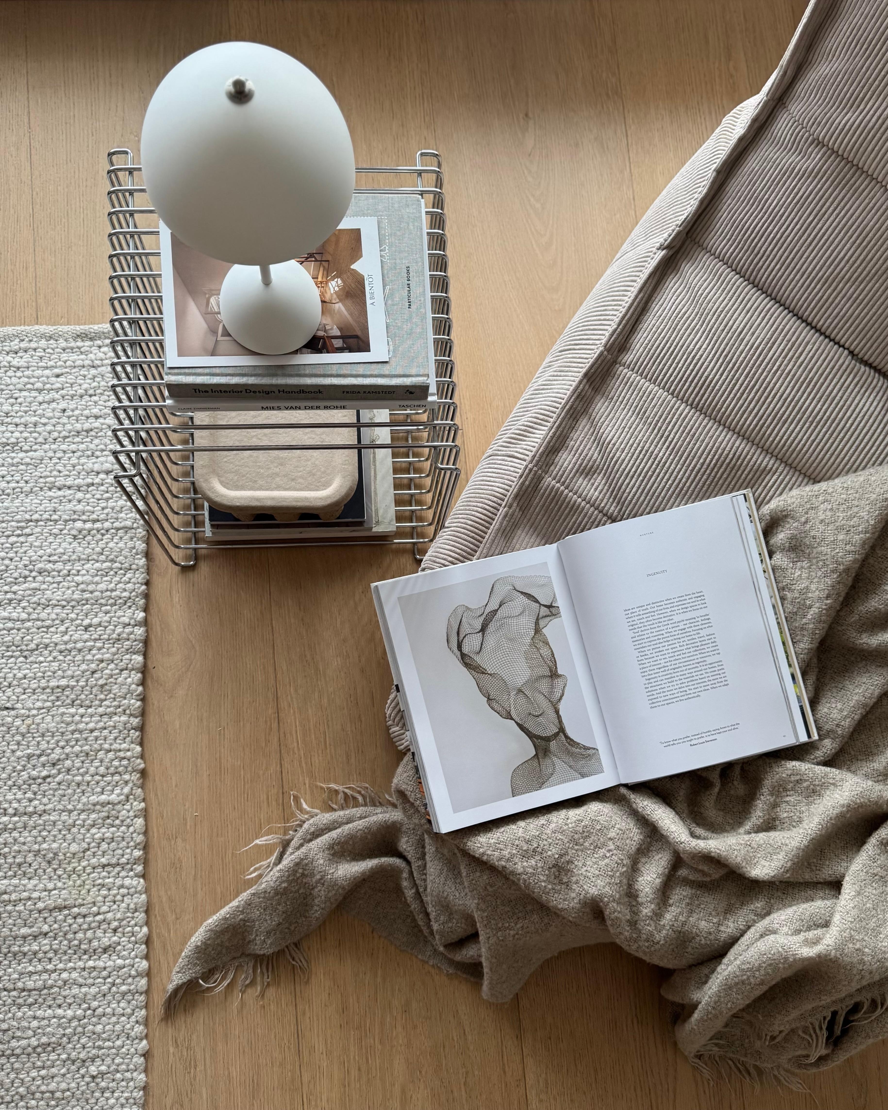 "The art of simple living" - a great book to start the year with 🌬️

#buch #einrichtungsbuch #leseecke #lounger #cord #lampe #portable #flowerpot #wire #coffeetablebook