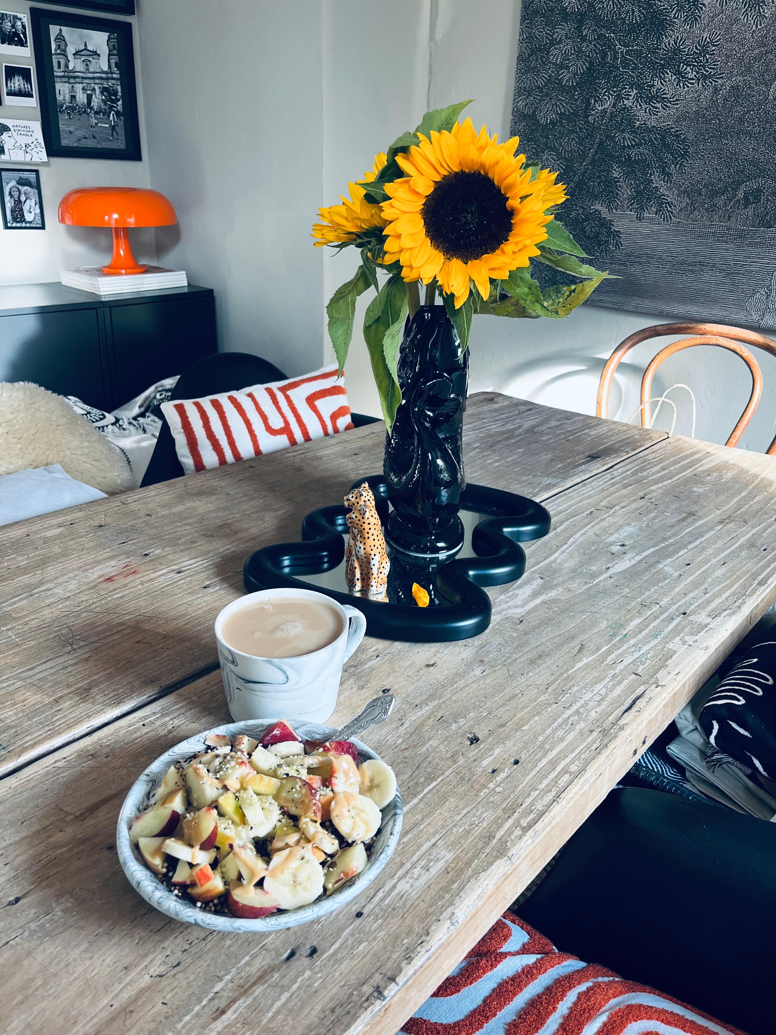 Thursday breakfast 🌻🍎🍑🫐
#livingroom #couchstyle #sunflowers #fruits #artemide #nessino