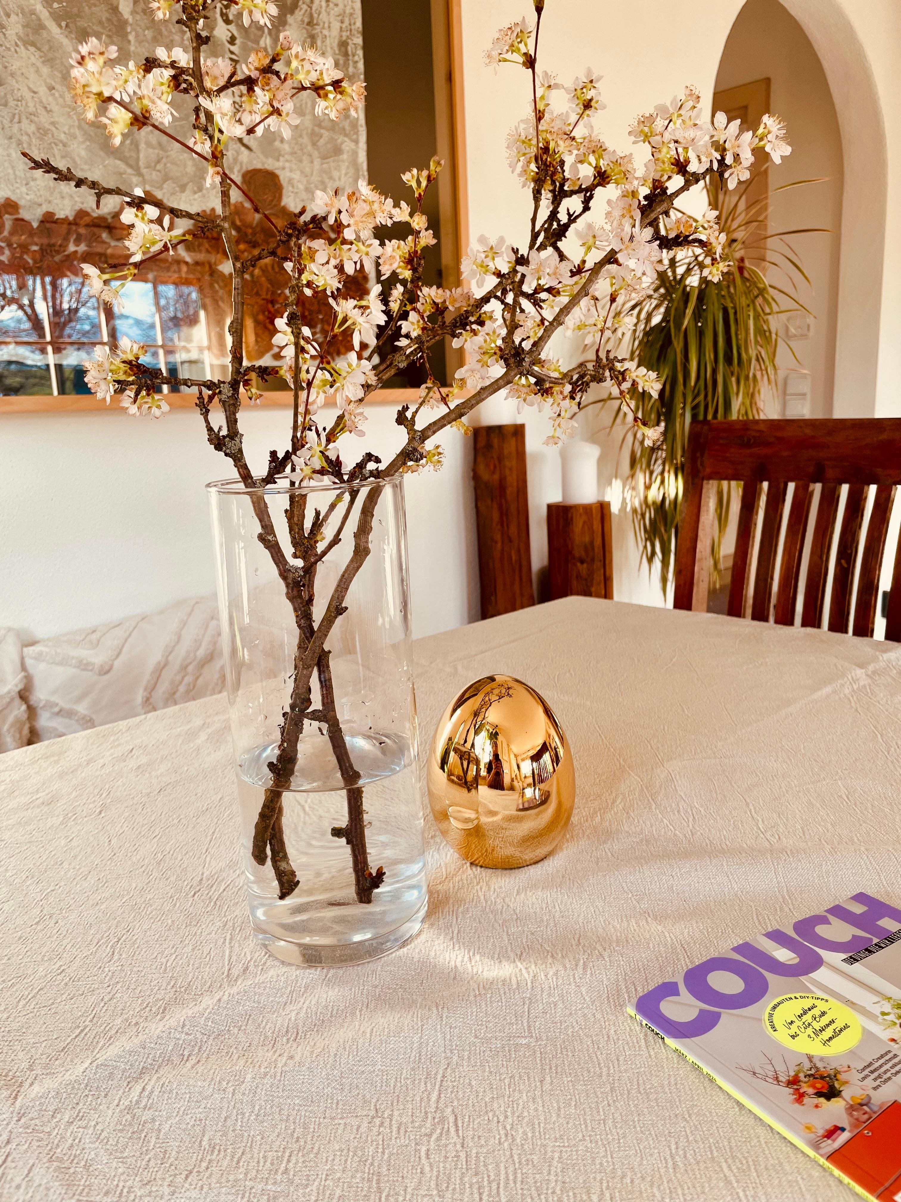 Time for a little bit #easterdecoration und das neue #couchmagazin.  #couchstyle #easteregg #easter #ostern #frühling 