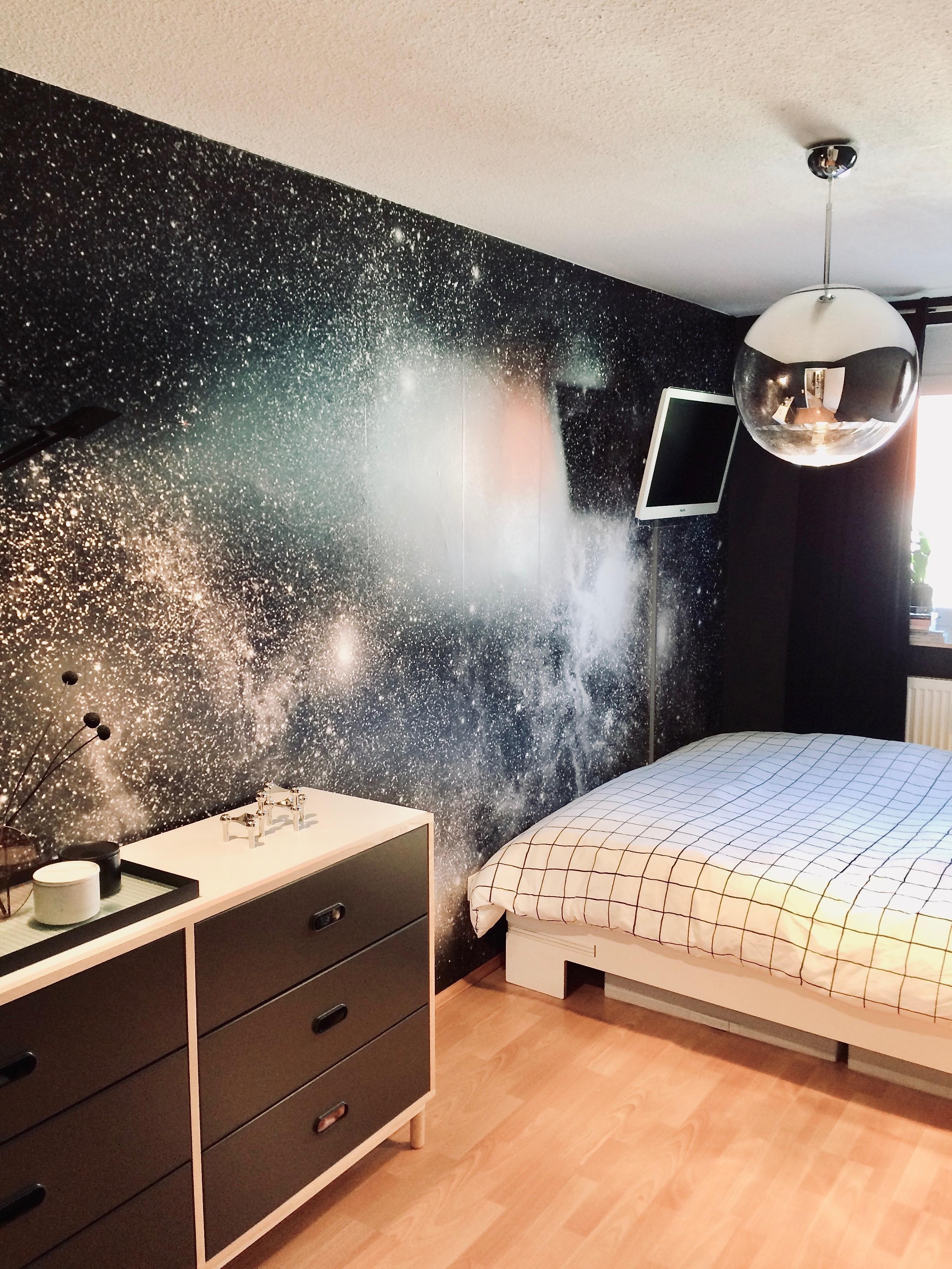 #tinybedroom #hotelroomstyle #mirrorball #moderninteriour #darkskandistyle #blackvelvetcurtains