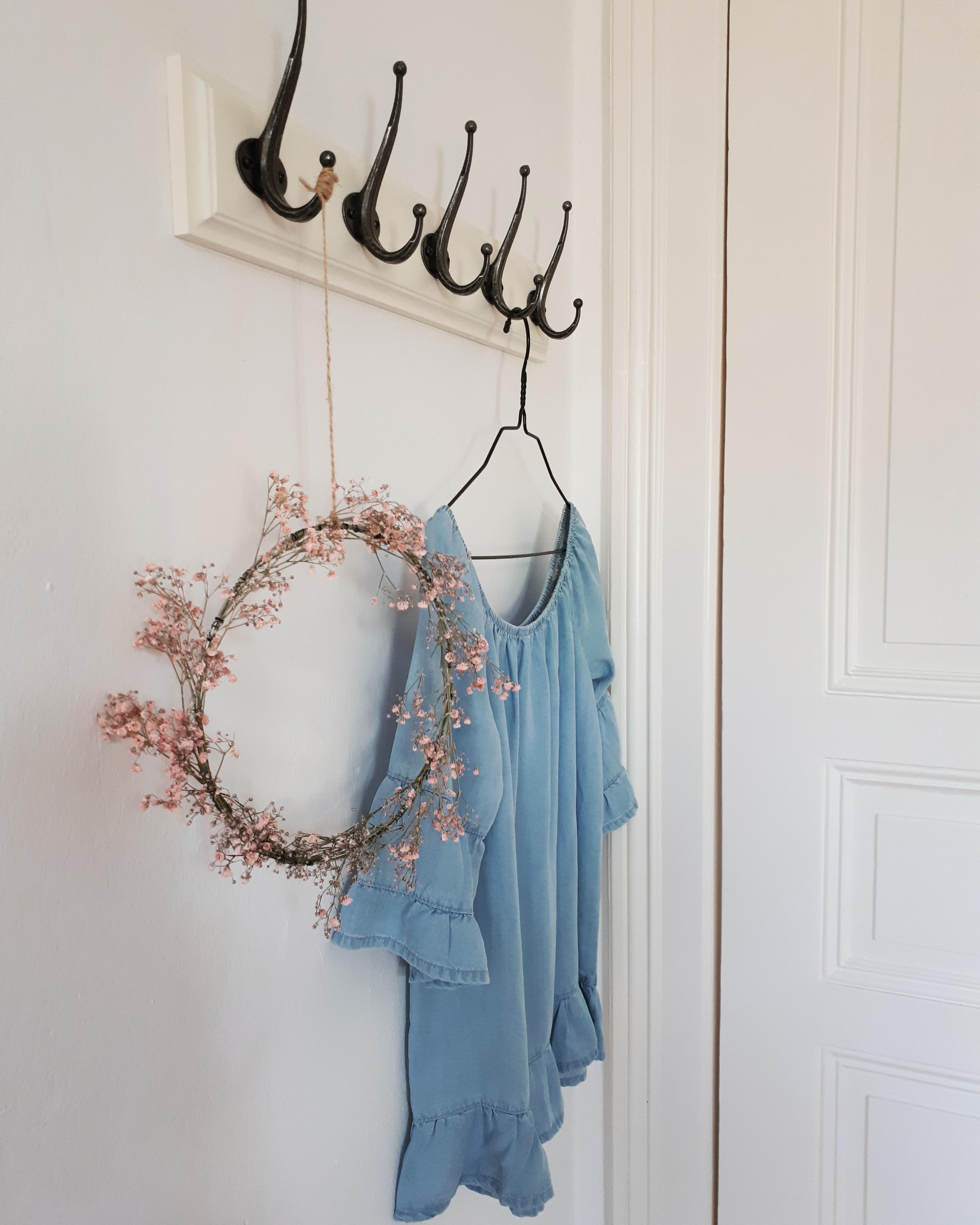 Tipp für ein #kleinesSchlafzimmer : Garderobenleiste hinter der Tür 💕