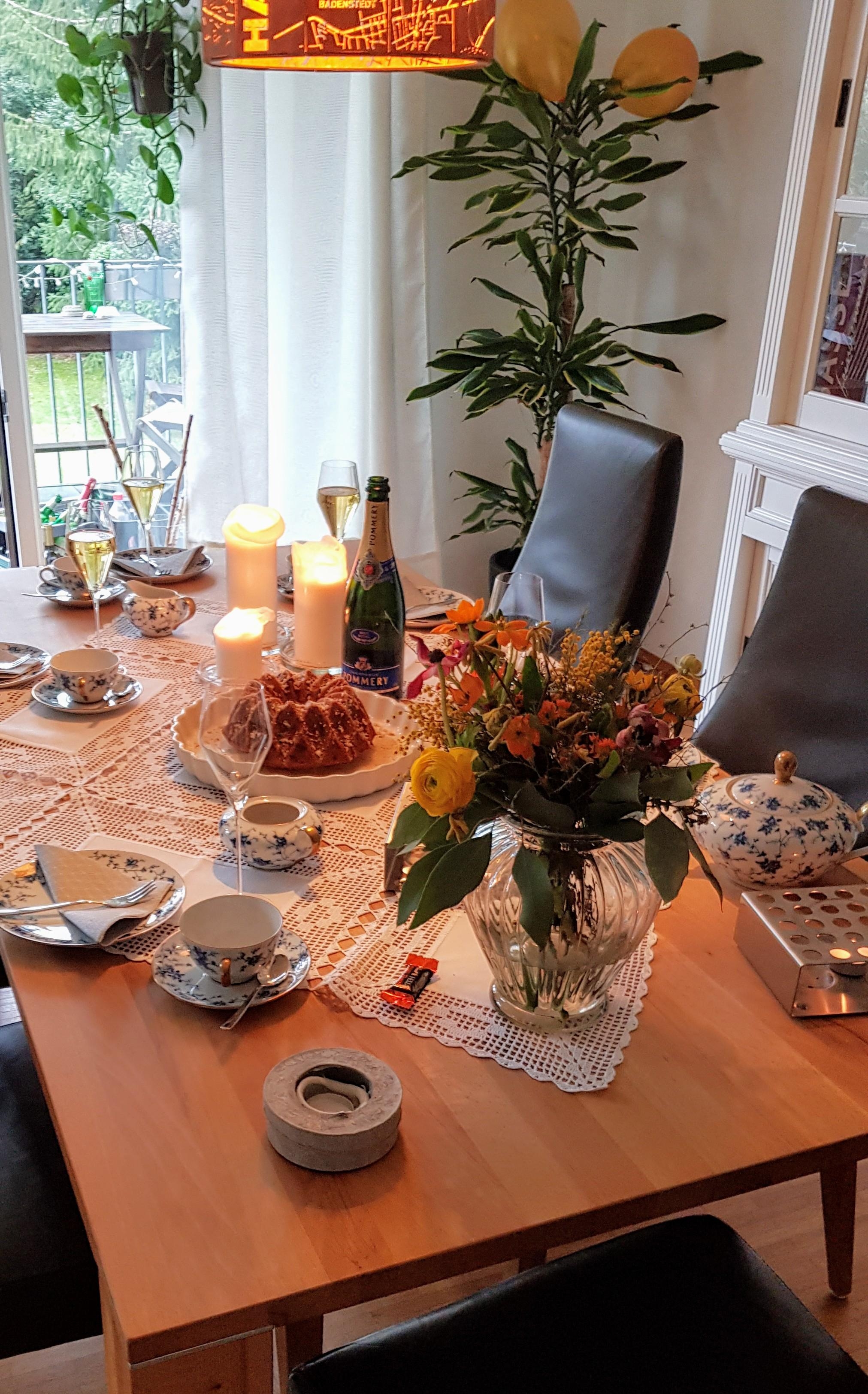 Tisch für den Kaffeekranz vorbereitet... mit geerbtem Geschirr von Oma 1 und geschenkter Häkeldecke von Oma 2. 🍰☕