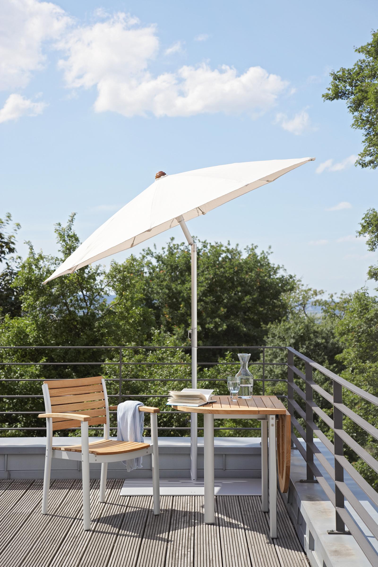 Tisch für kleinen Balkon #holztisch #esstisch #holzstuhl #sitzecke #geländer #sonnenschirm #tisch #balkonmöbel ©Garpa
