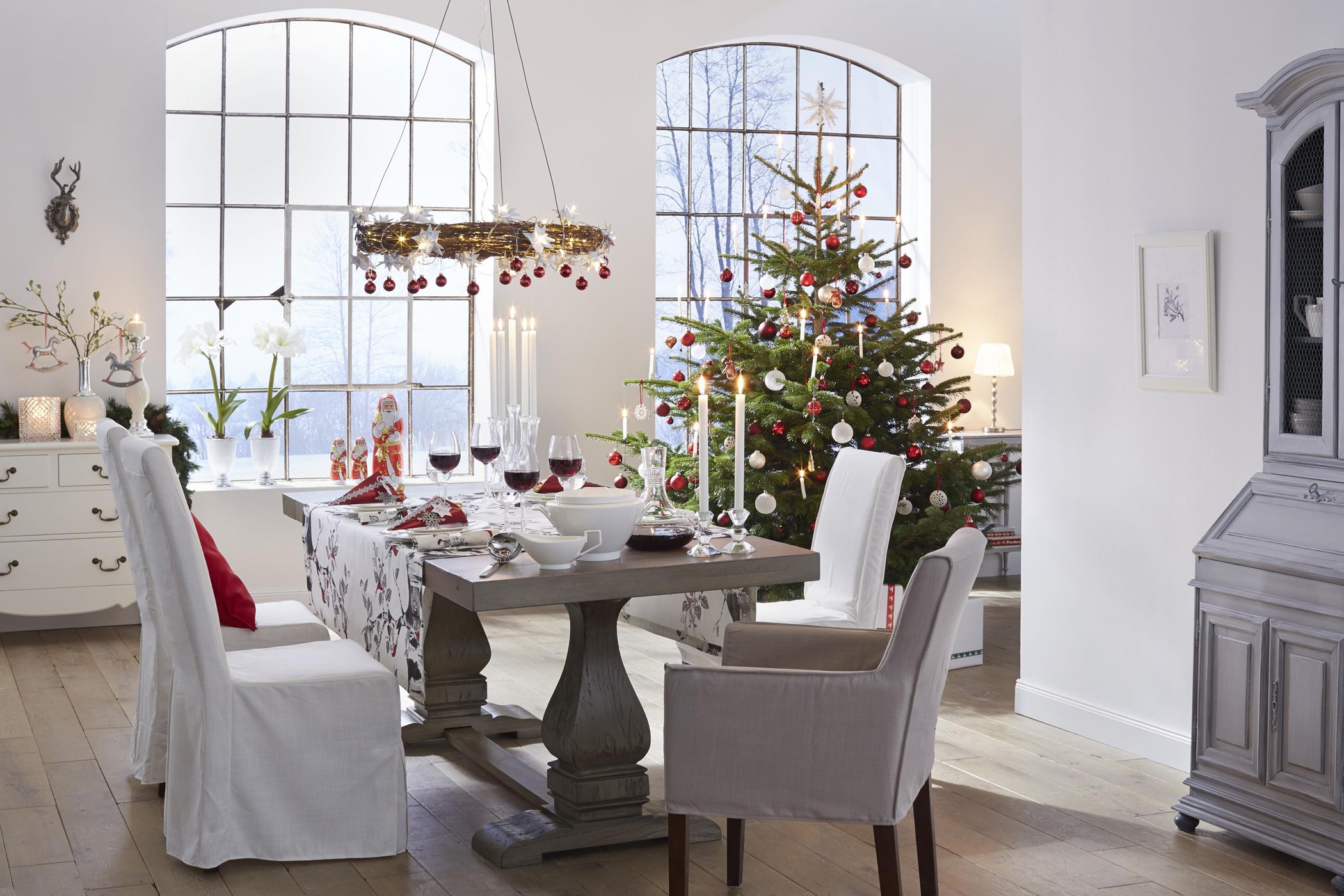 Tischdeko für Weihnachten #esstisch #schrank #kommode #geschirr #weihnachtsdeko #tischdekowinter #tischdekoweihnachten ©Villeroy & Boch