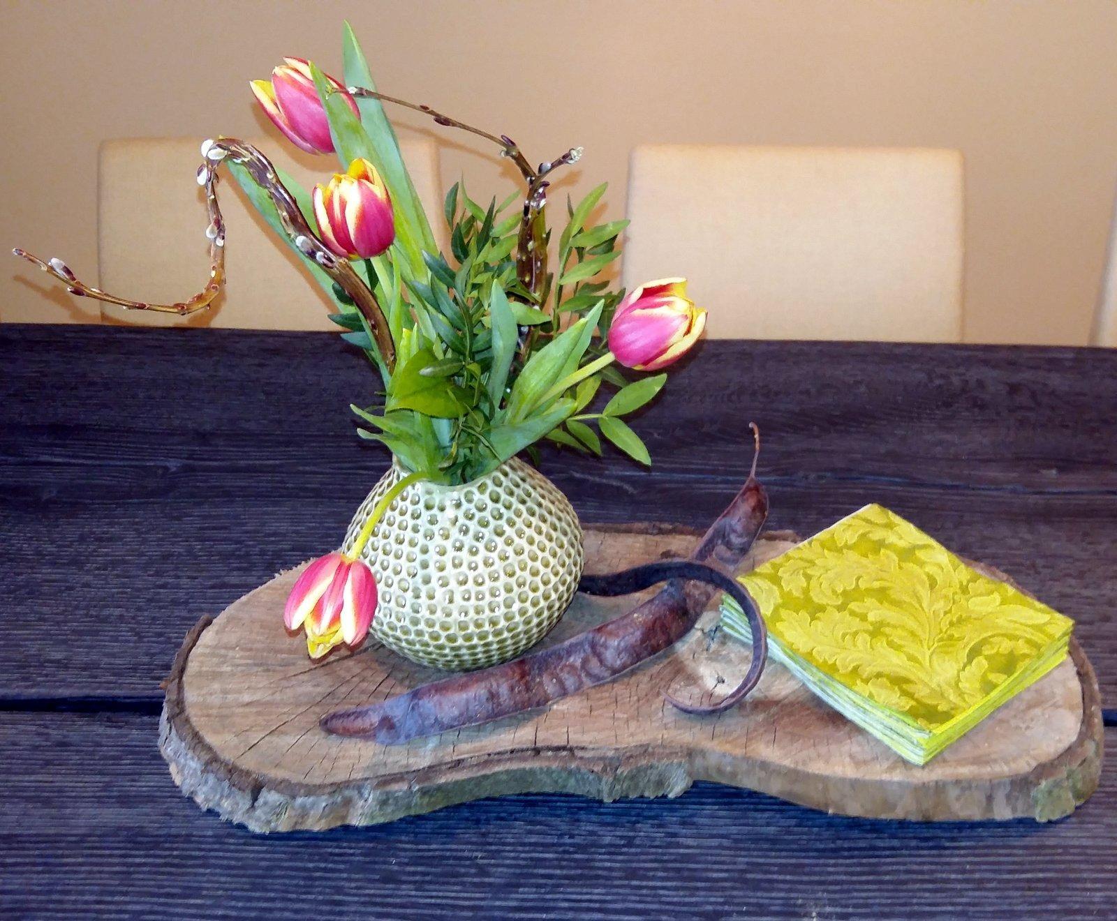 #Tischdeko mit #Vase von #Broste
dekorativ auf einer natürlichen #Holzscheibe