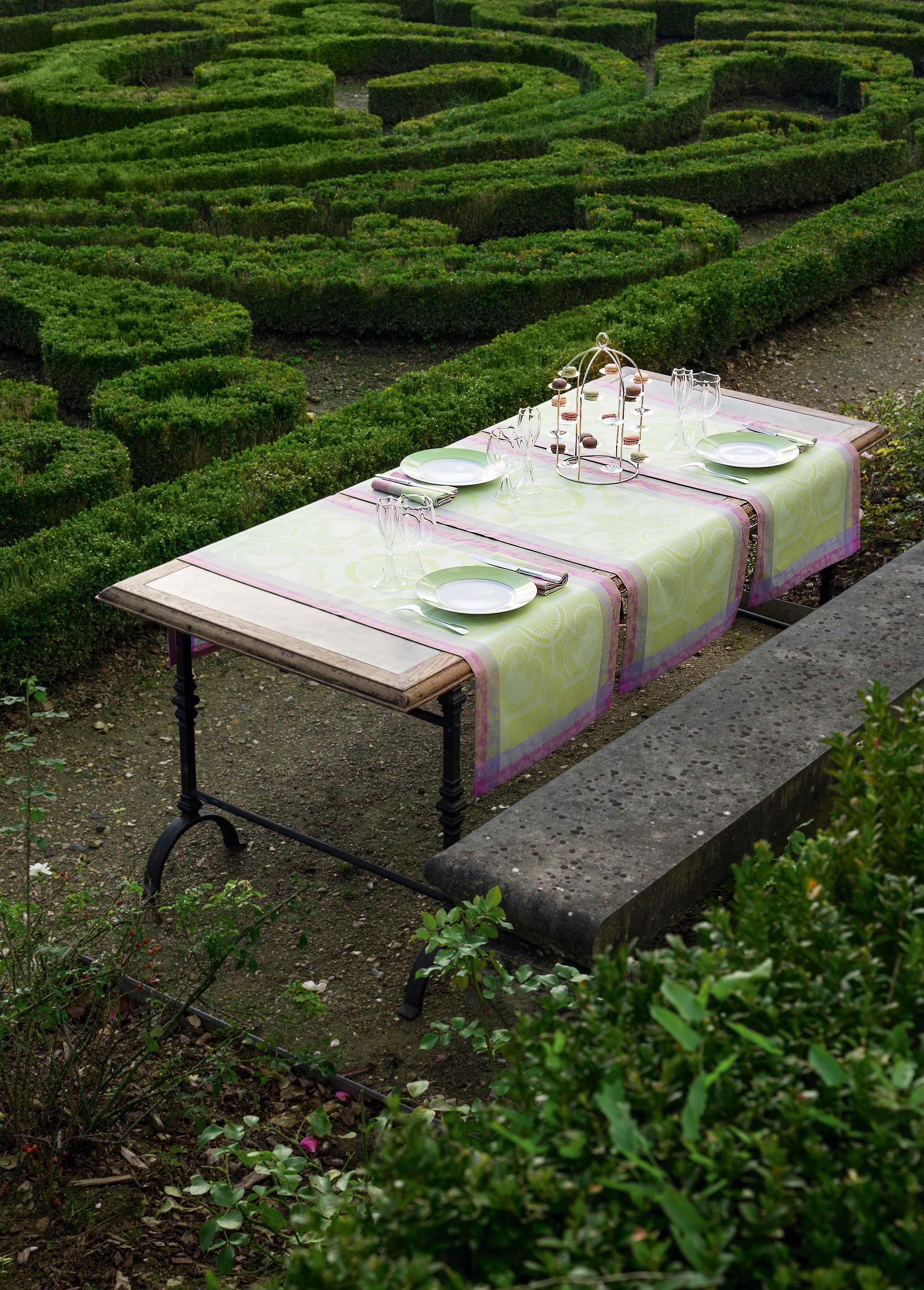 Tischläufer - Jardin Royal Verdure #tischläufer ©by Le Jacquard Francais