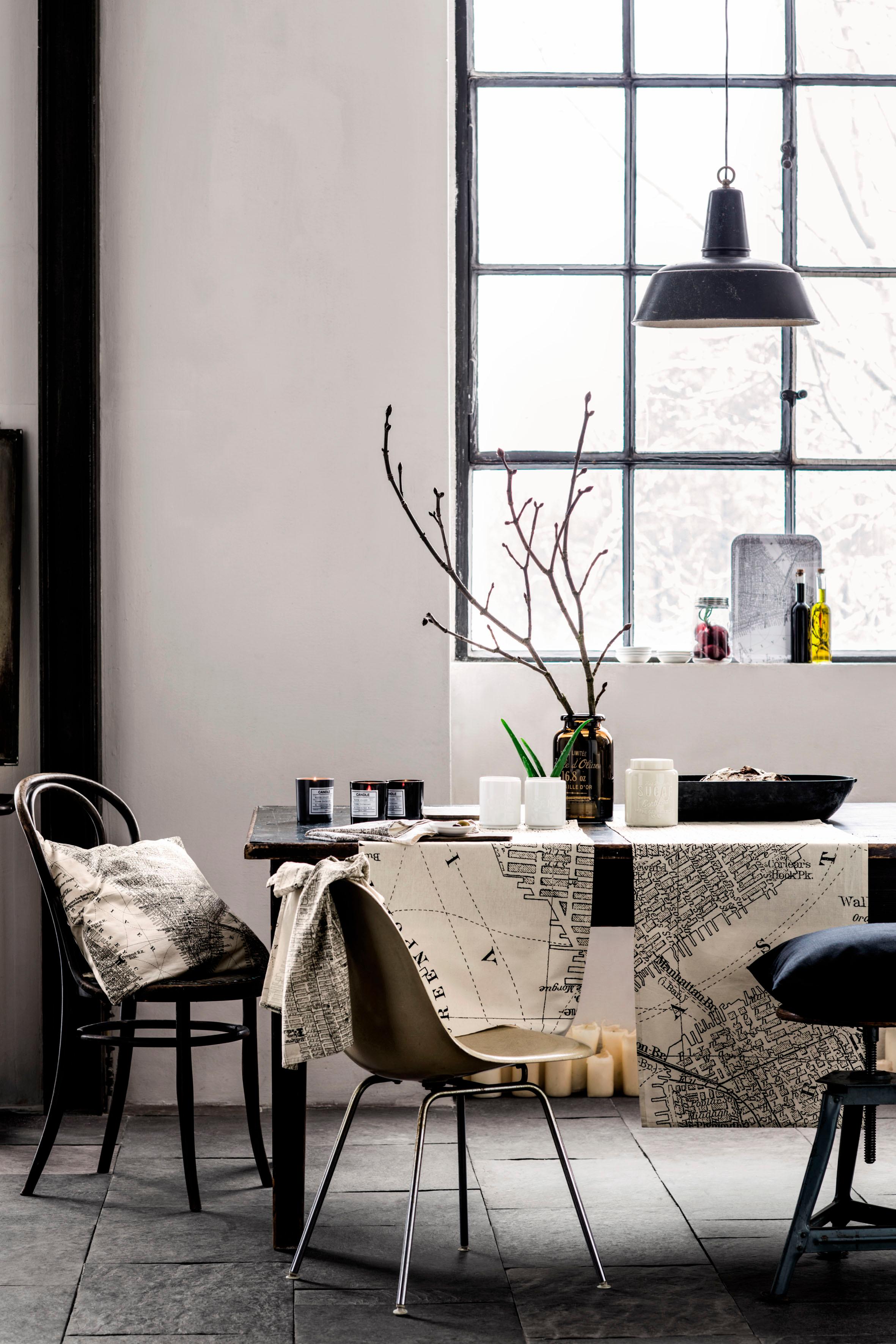 Tischläufer und Vasen als Deko #hocker #steinfliesen #hängeleuchte #industriedesign #esszimmereinrichtung ©H&M Home