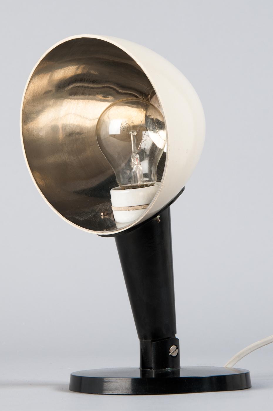 Tischlampe im Bauhaus aus den 1960er #tischlampe ©Brüggemann & Barth
