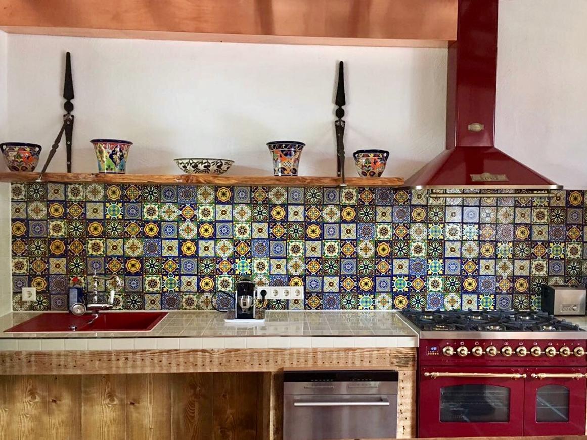 Tolle Dekorfliesen aus Mexiko für die Küche in Patchwork-Stl #buntemosaikfliesen #portugiesischefliesen #patchworkfliesen ©Mexambiente