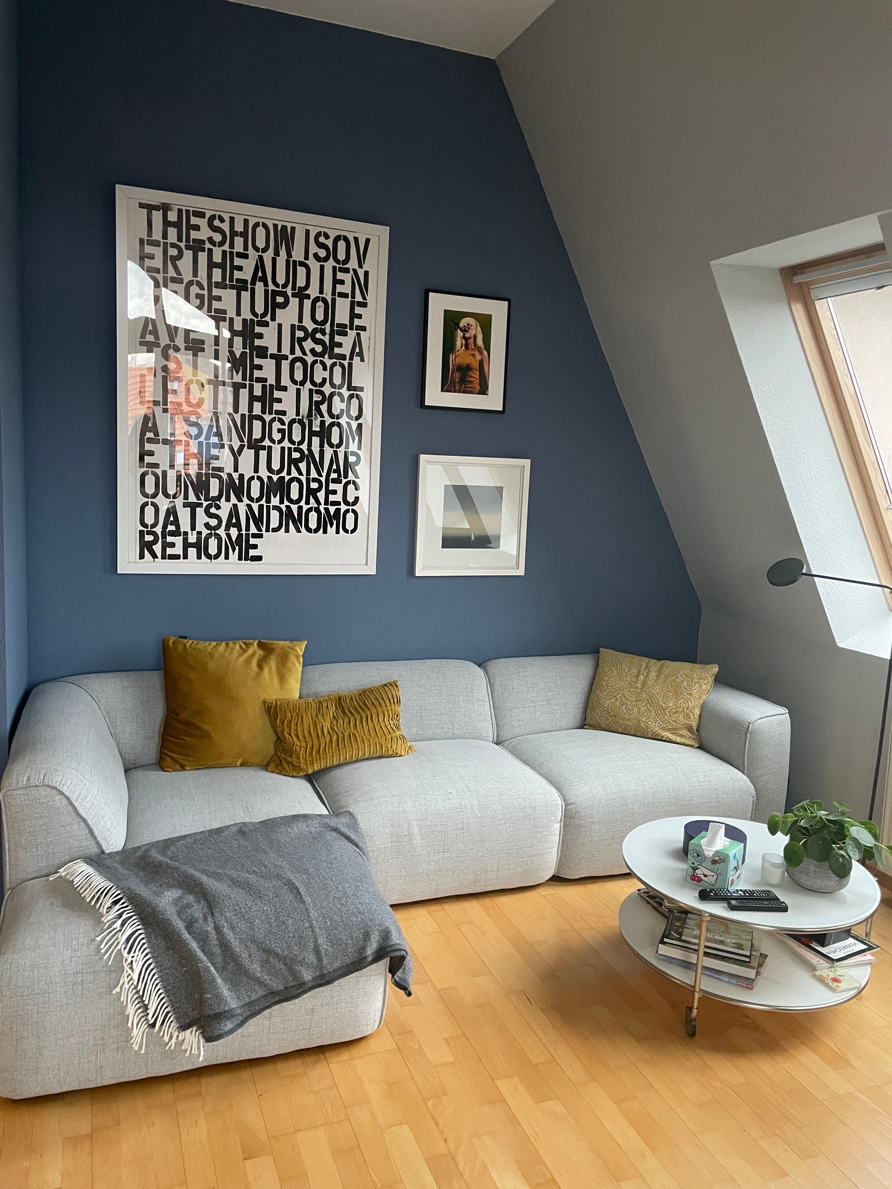 Tolles Sofa, coole Wandfarbe - aber es fehlt ein Teppich... 
#wohnzimmerumstyling 