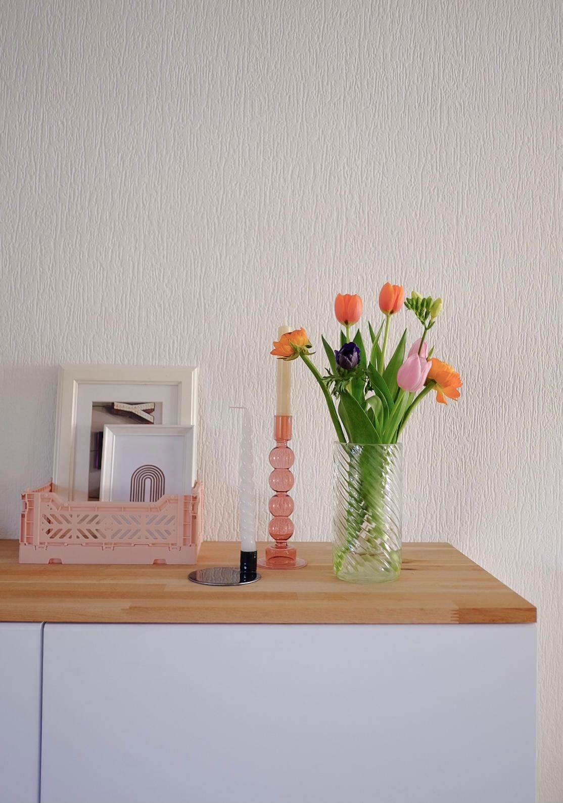 Tons of Colors. #flowers #flowerlove #freshflowerfriday #blumenliebe #livingroom #wohnzimmer #wohnzimmerinspo