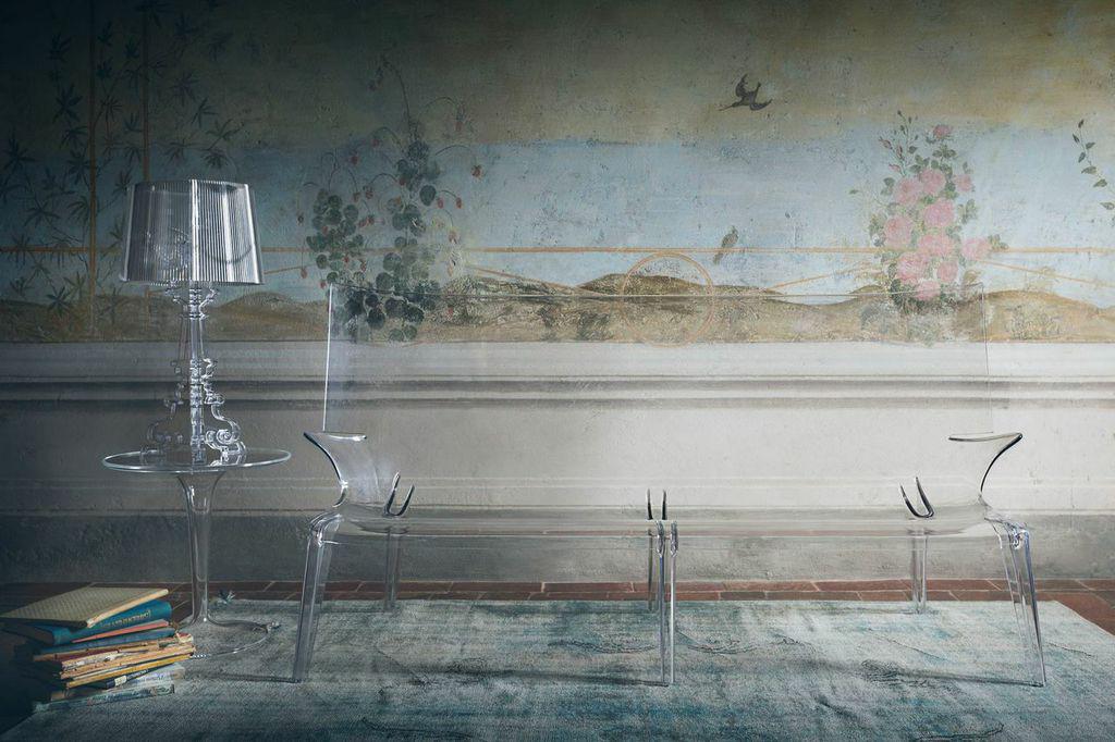 Transparentes Sofa #teppich #sofa #tischlampe #tisch #wandtapete ©Kartell