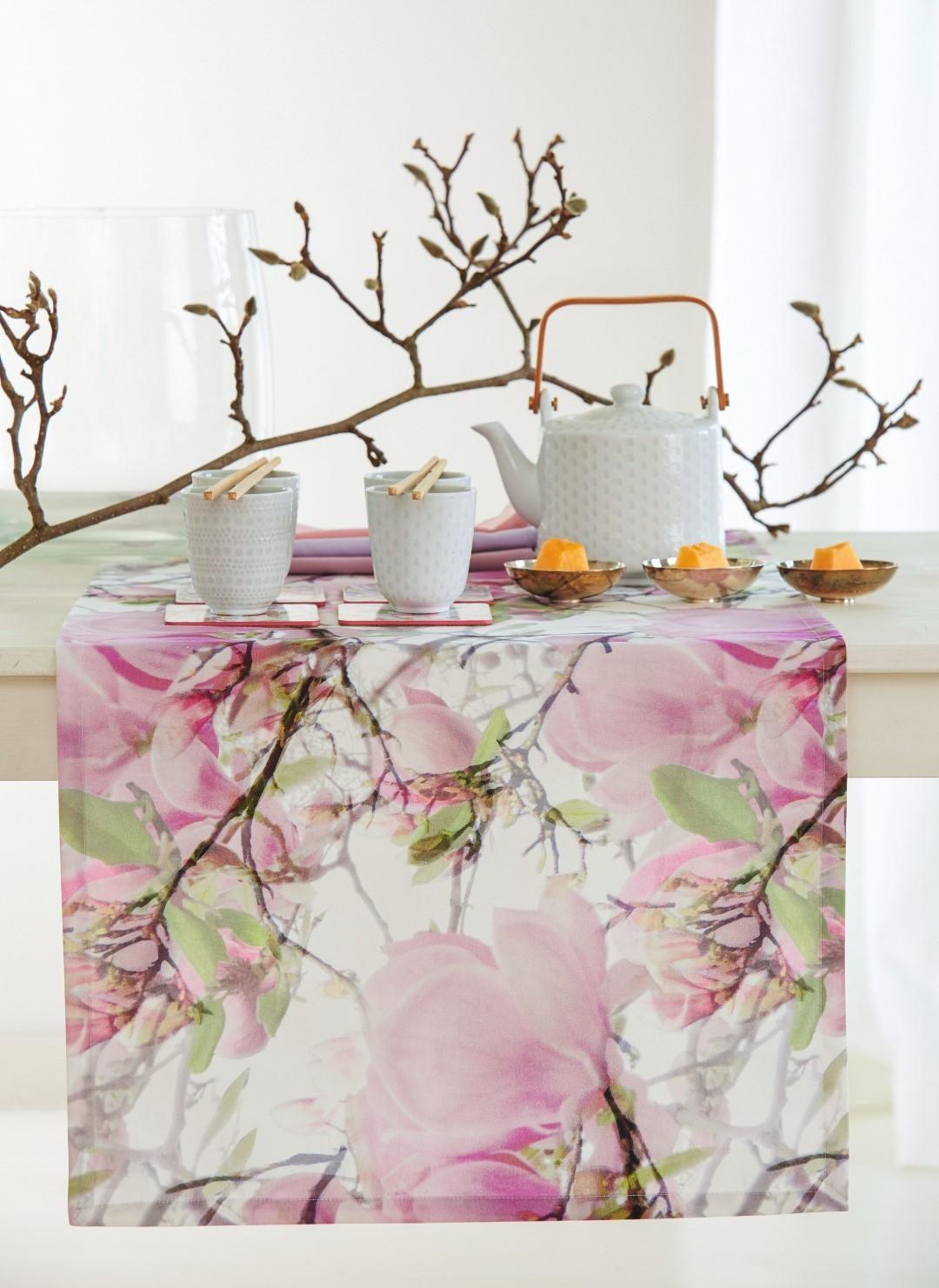 traumhafte Magnolienblüten #Tischläufer #Blüten #rosa #Frühling #wohnen #dekorieren #Stoffe #Apelt 