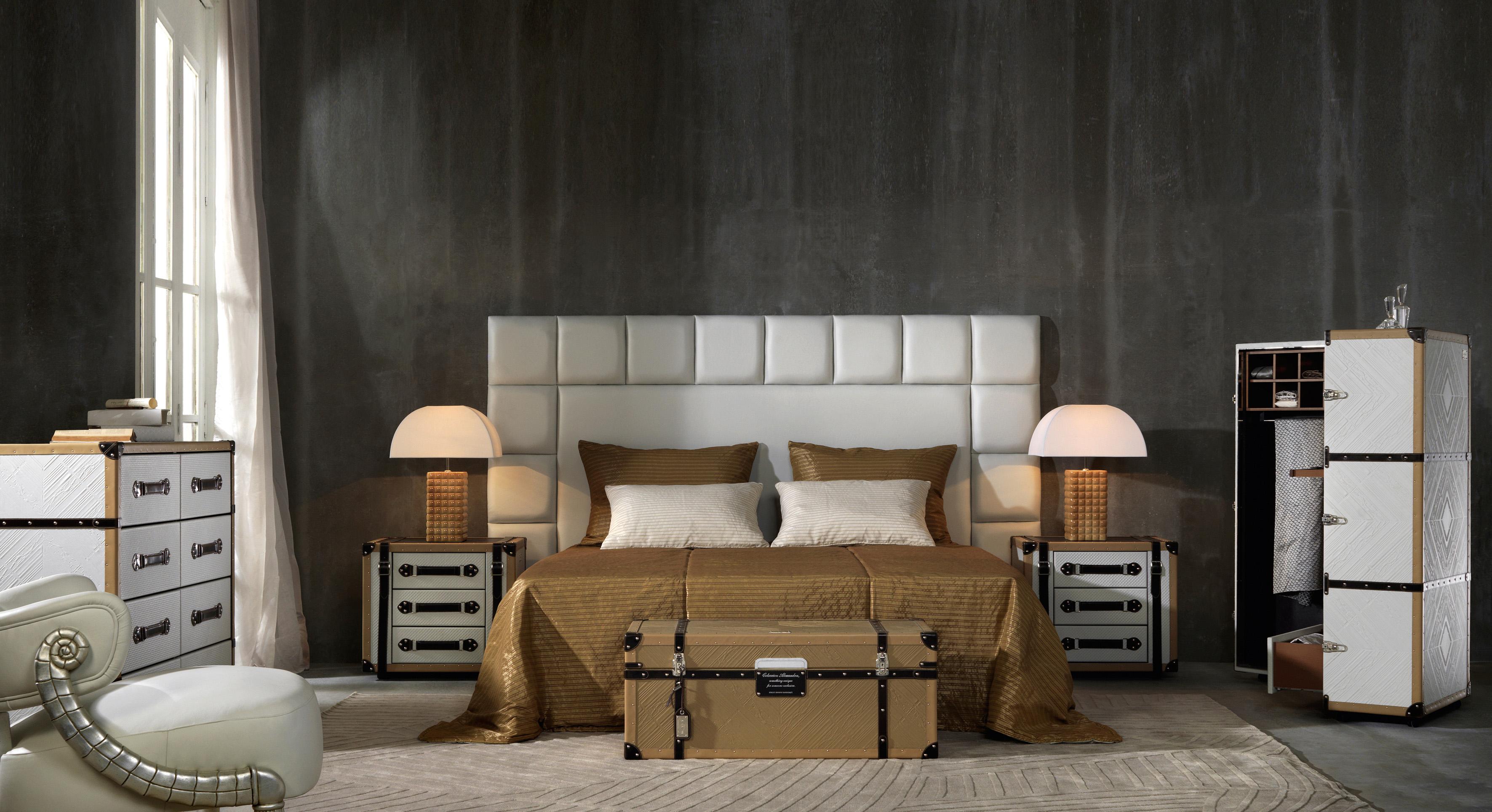 TRAVELER Schlafzimmer by ROOMERS Design Studio #bettwäsche #aufbewahrung #wandgestaltung #grauewandgestaltung #betthaupt #schlafzimmergestalten ©ROOMERS