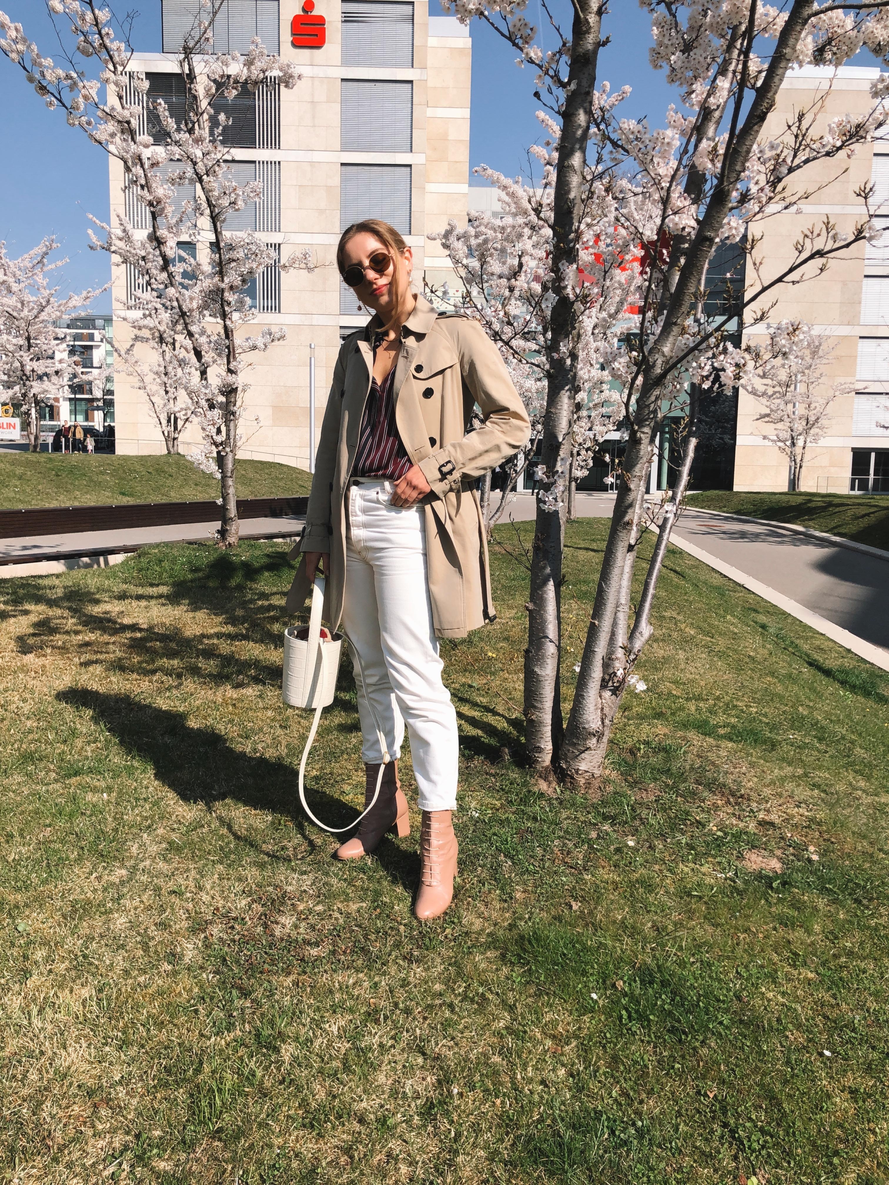 Trench weather! #classictrench #burberrytrench #whitejeans  #bucketbag #staud