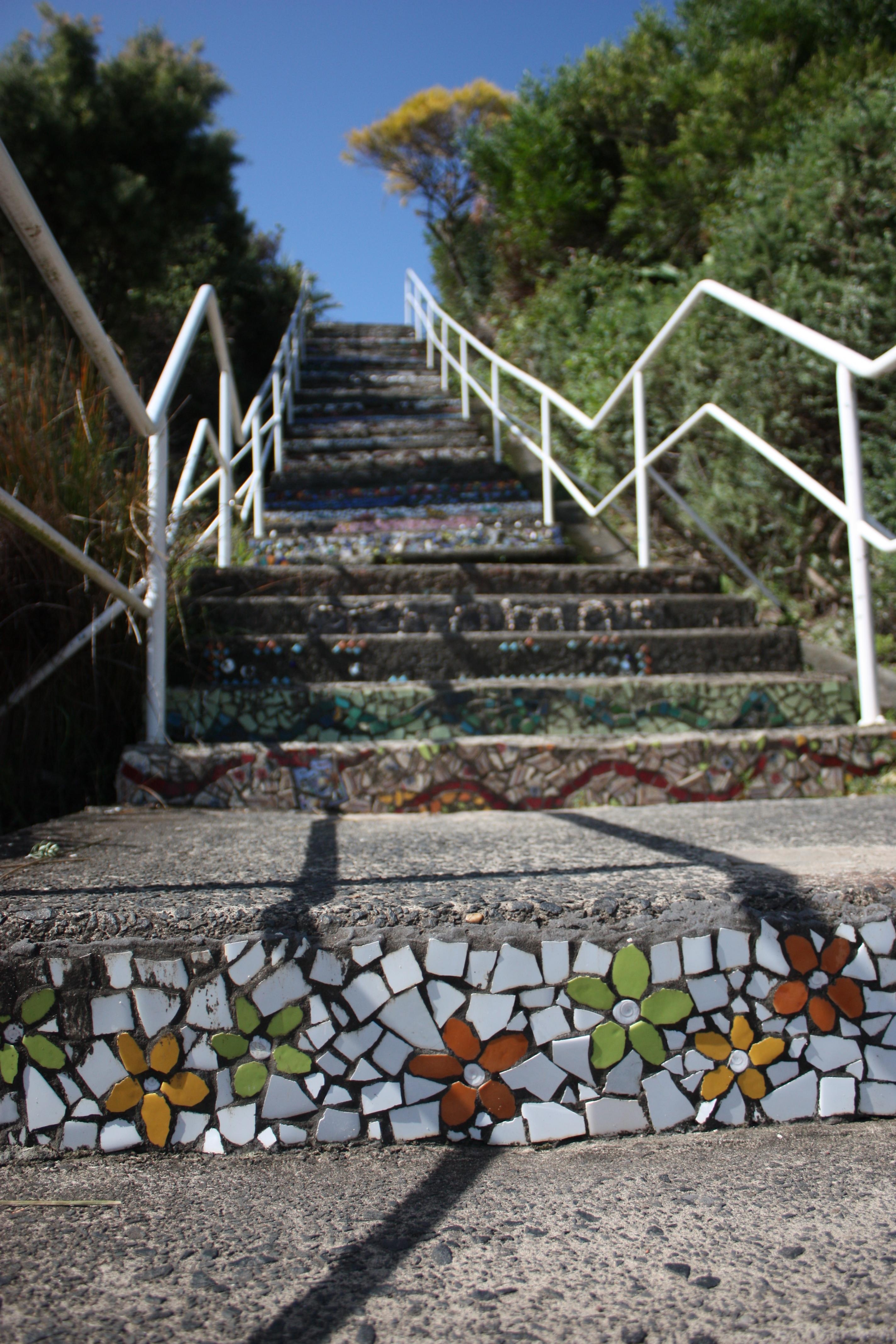 Treppe mit bunten Mosaiksteinen am Coastal Walk in Sydney #bunt #mosaik #australien #fernweh
