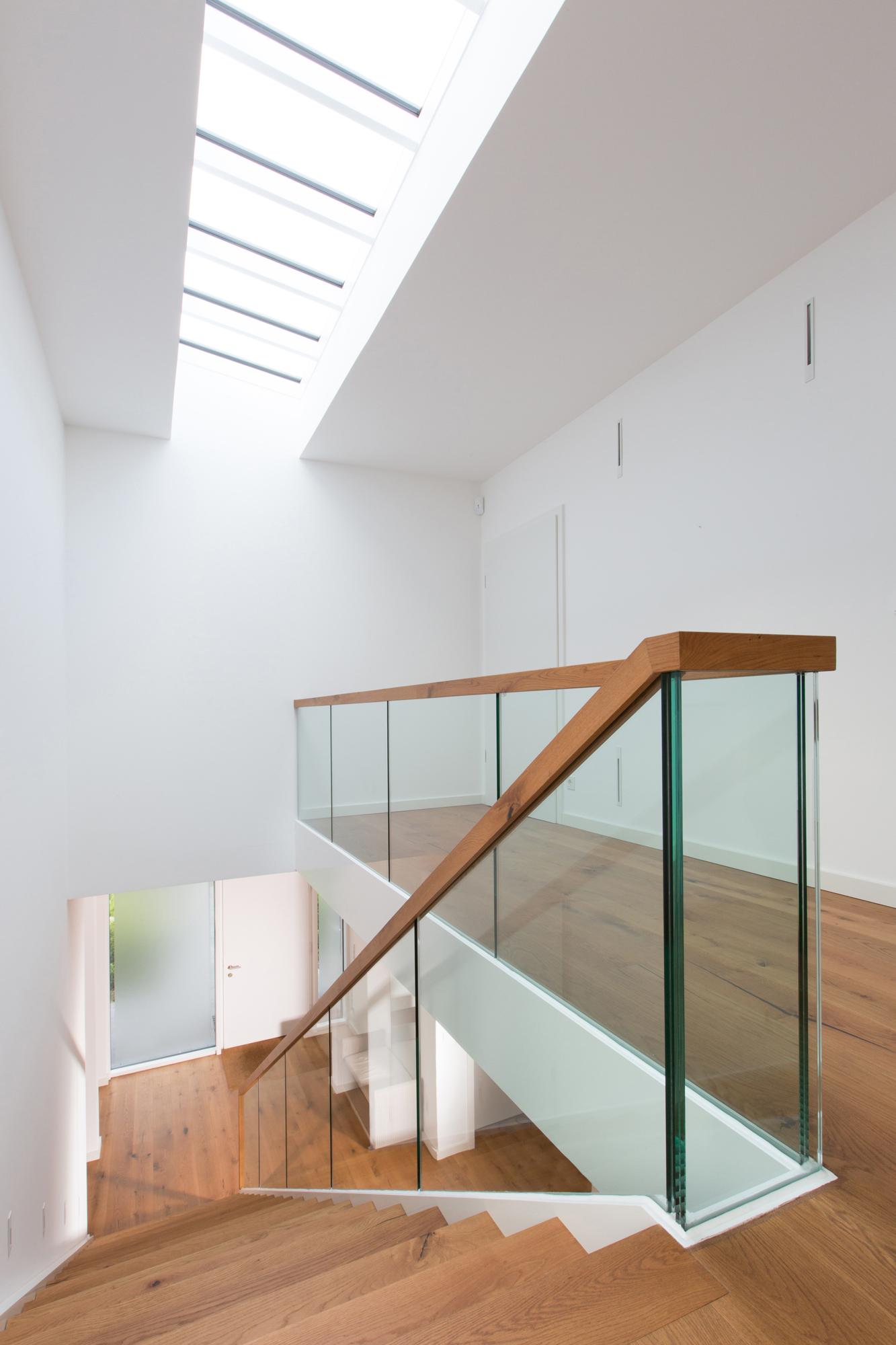 Treppe mit Oberlicht #bodenbelag #smarthome ©Jens Lehmkühler