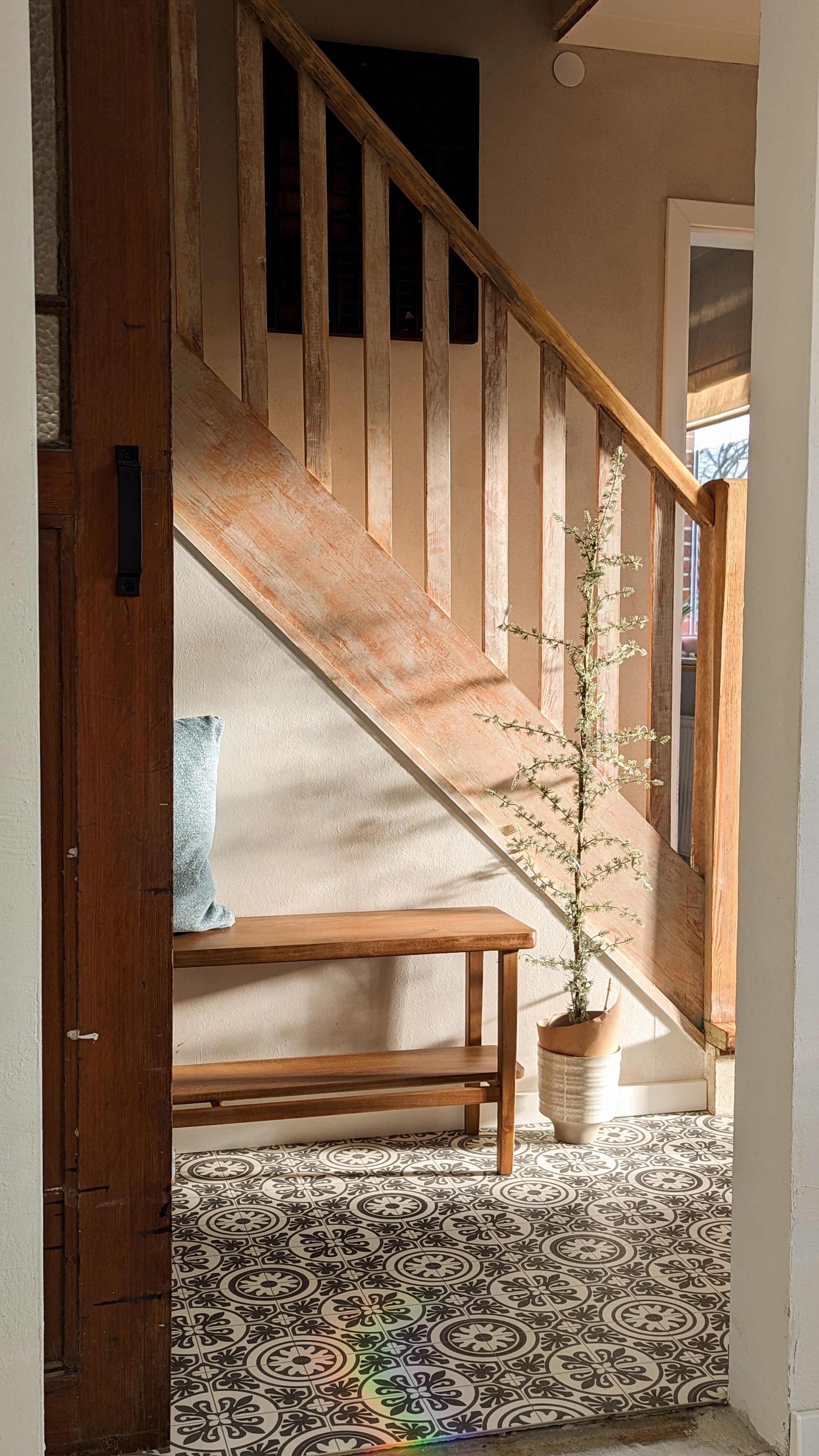 Treppe und Licht!

#treppe #treppenrenovierung #altbau #altbauliebe #holztreppe #flur #eingangsbereich #hallway 