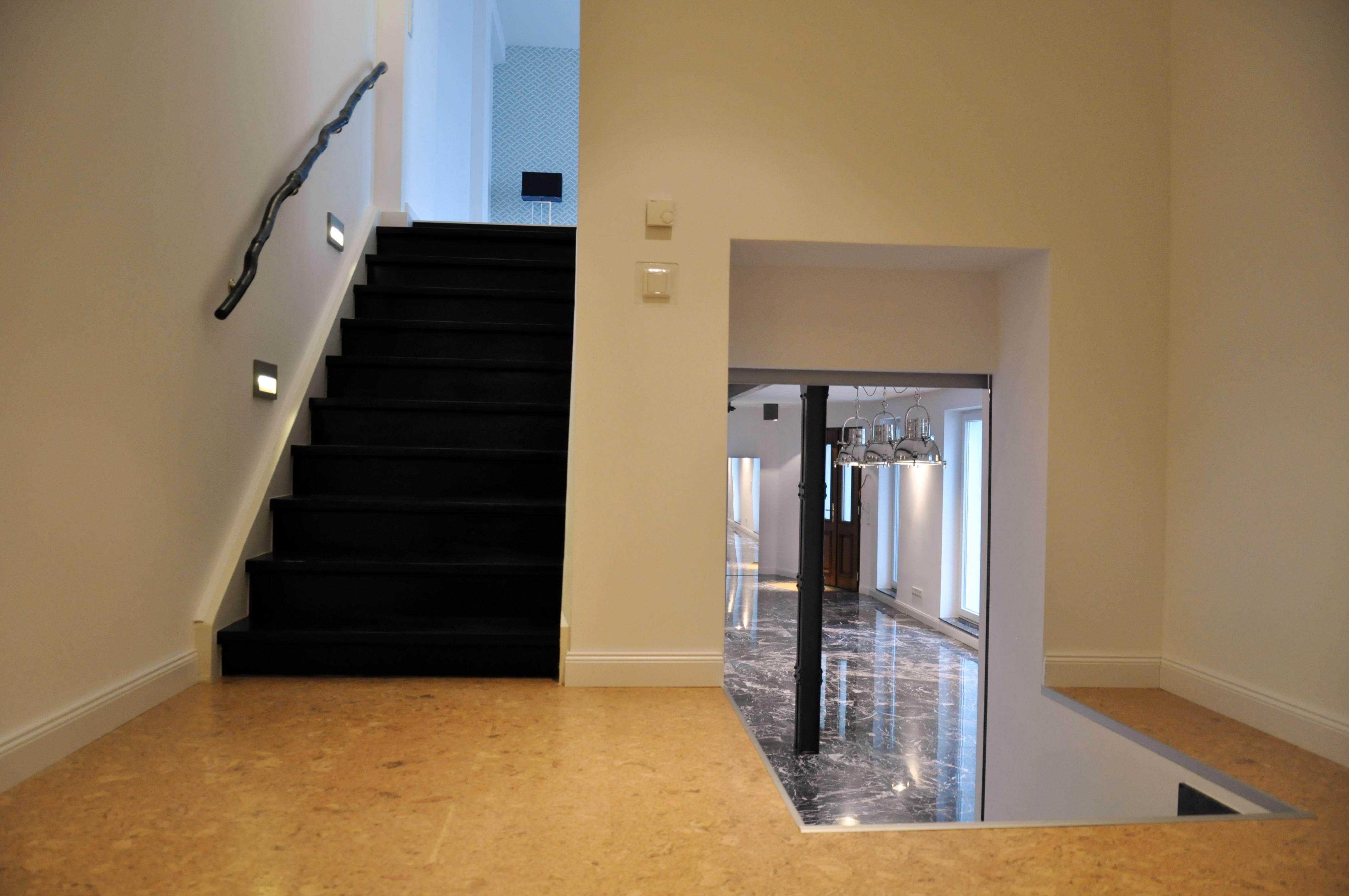 Treppen Aufgang und Büro im Industrial Glamour 130m2 Loft im Stil der 20er Jahre zu mieten #büro #treppenhaus #lounge #podest #treppenbeleuchtung ©Tatjana Adelt