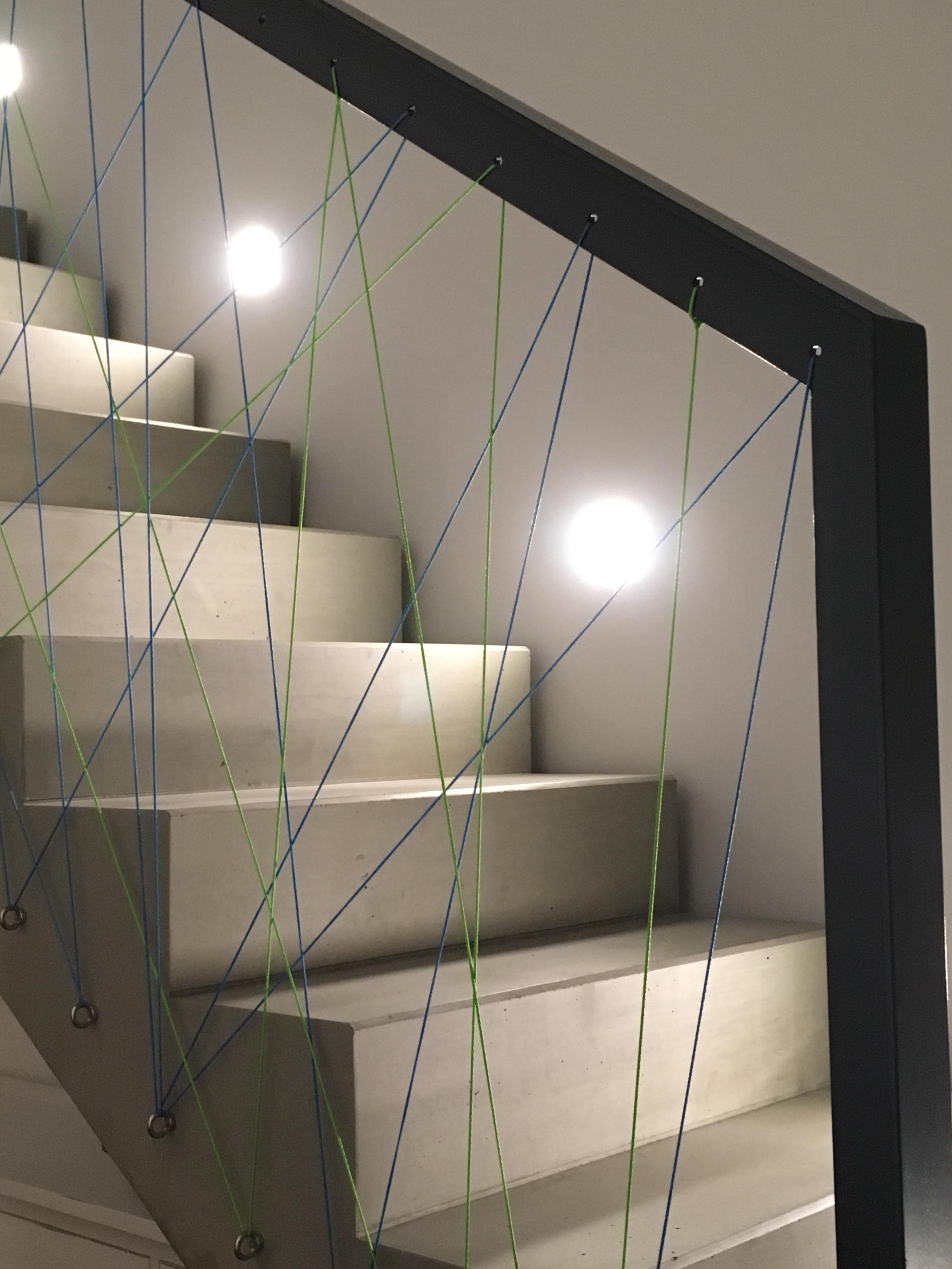 Treppenaufgang Galerie, Fadengeländer statt Glas. #Sichtbeton