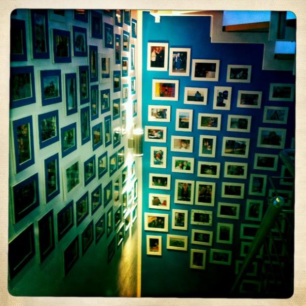 Treppenaufgang mit Fotos über Fotos über Fotos #homestory