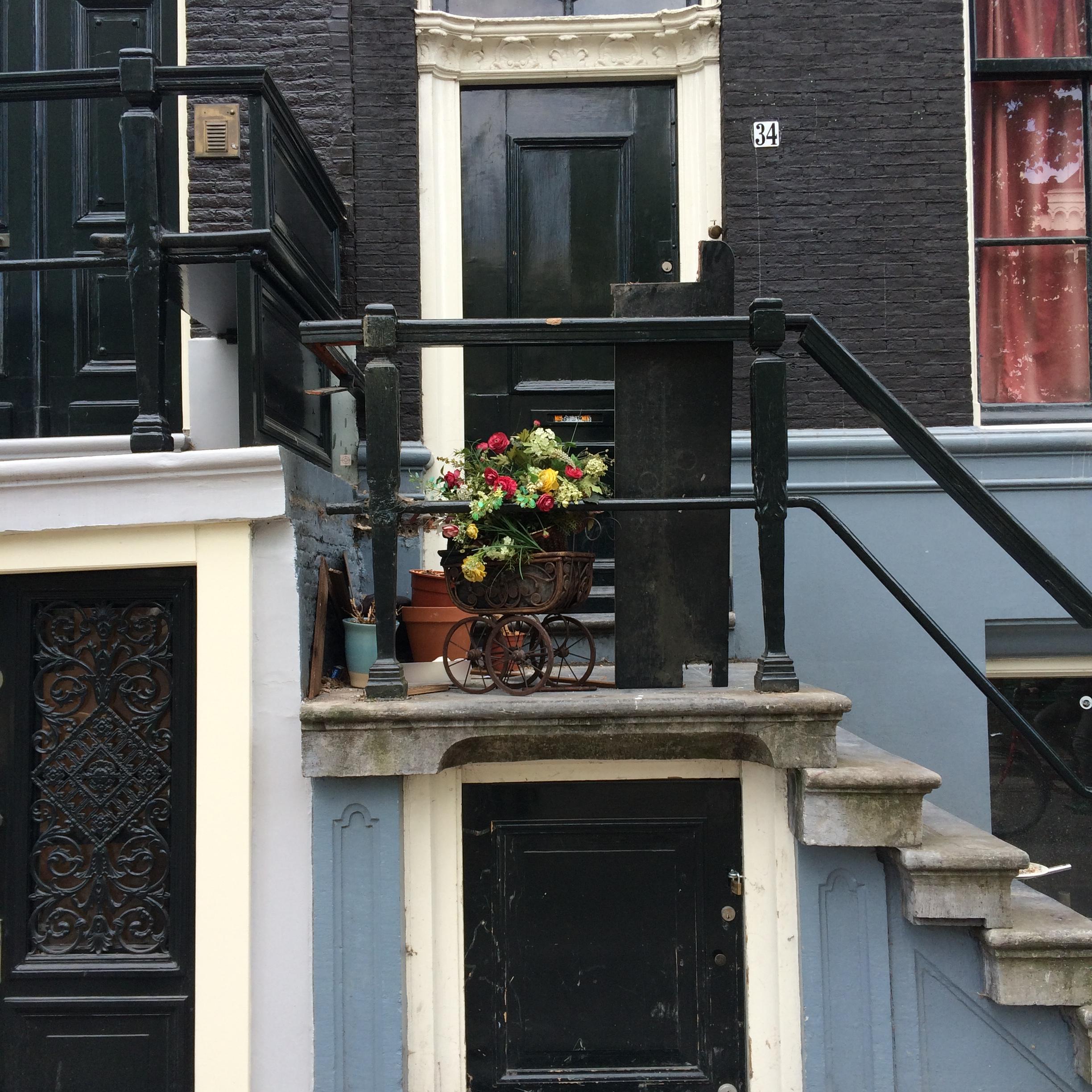 #treppendeko in Amsterdam! #haustür #eingangstür #blauewand #travel