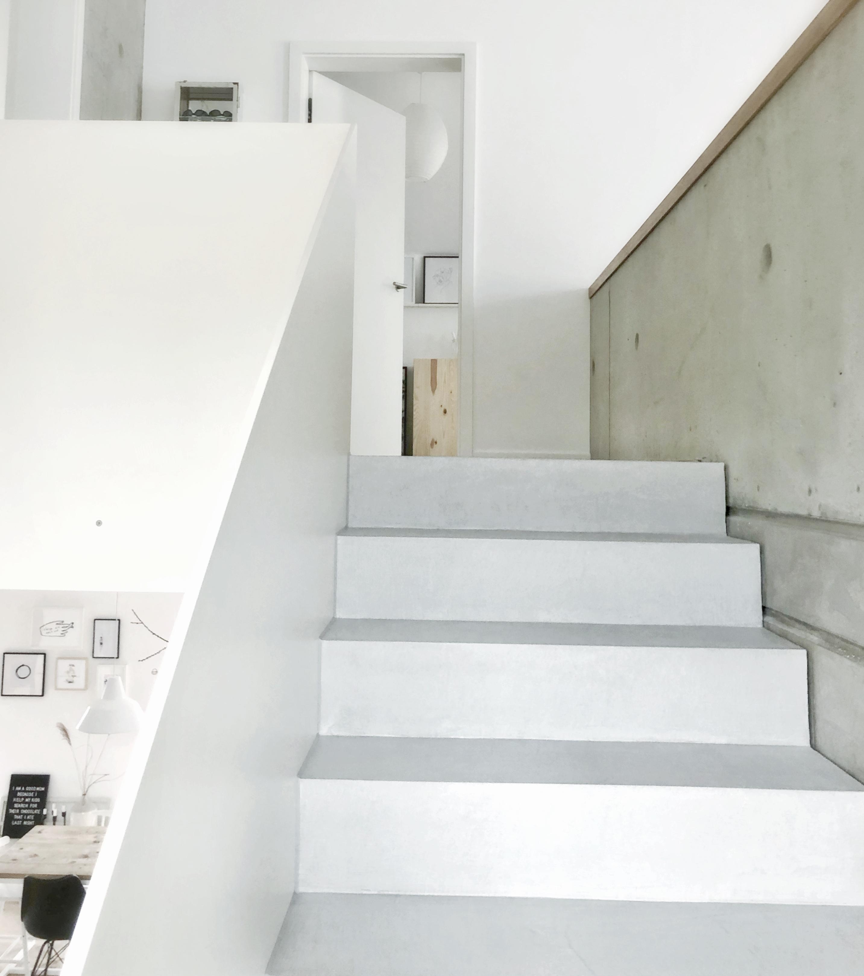 Treppenhaus-Ansicht!
#betontreppe#sichtbeton#holzundbeton#treppengeländer#whiteandwood