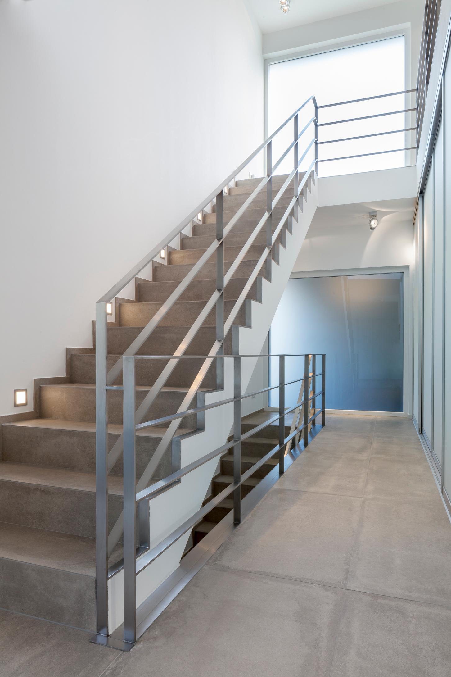 Treppenhaus #bauhausstil #terrasse #minimalistisch #eingang #flachdach #garage #innenarchitektur ©Constantin Meyer Photographie