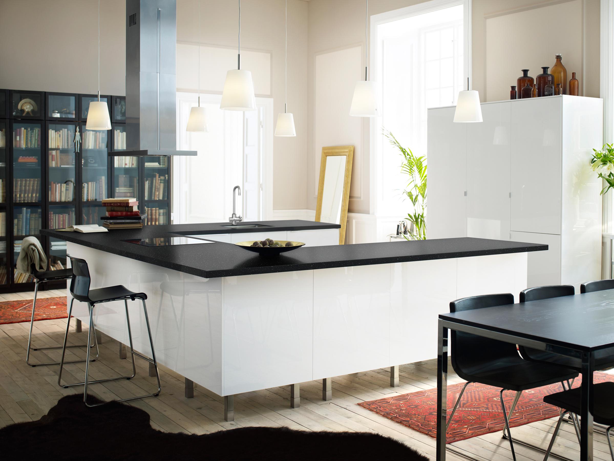 Tresen in U-Form mit modernen Pendelleuchten #barhocker #ikea #pendelleuchte #kücheninsel ©Inter IKEA Systems B.V