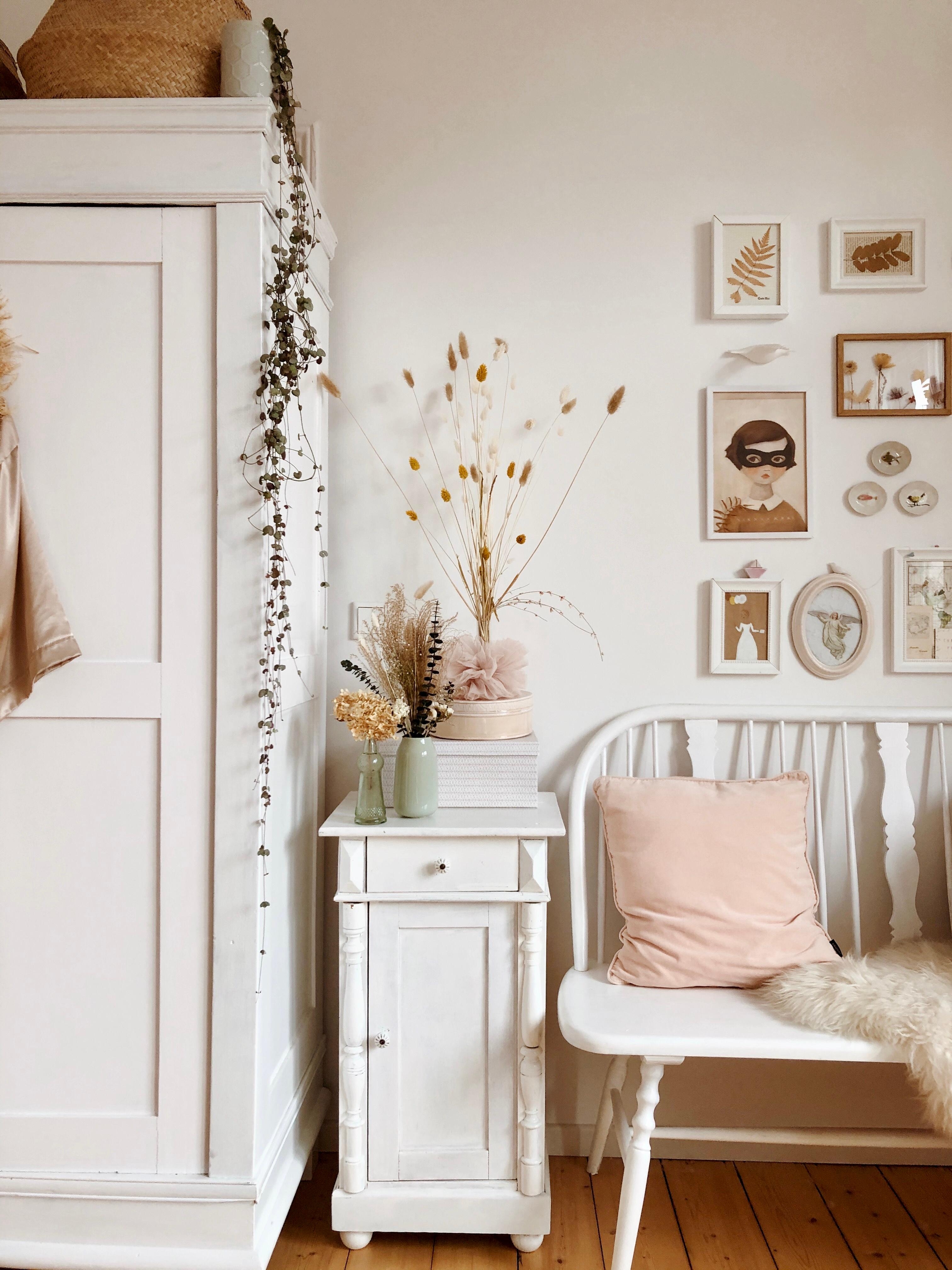Trockeblumenliebe im Zimmer 🌿 #interior #trockenblumen #couchstyle #myhome #skandi #retro #wohnen #einrichtung