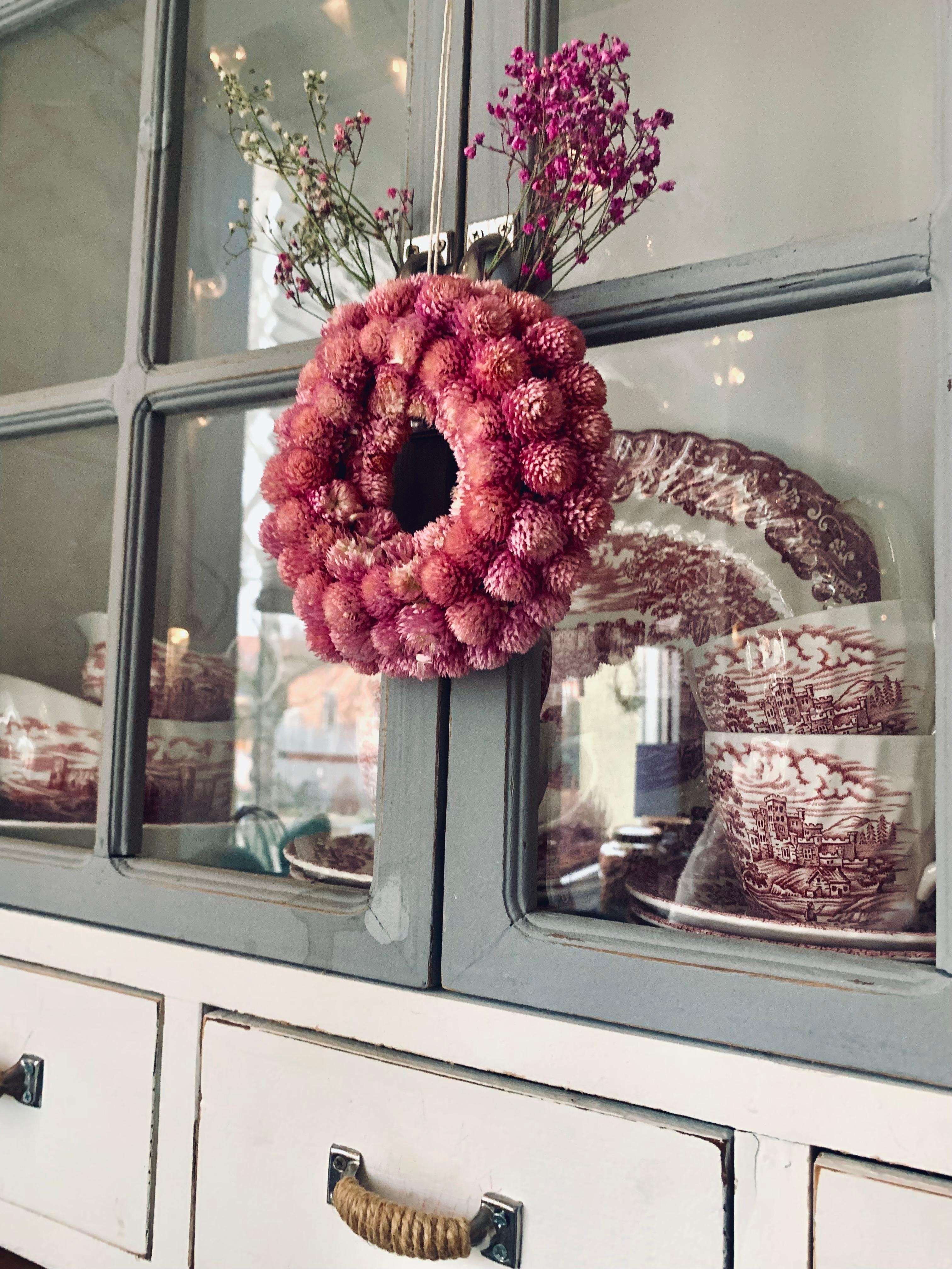 Trockenblumen Kranz 🌸
#küche #buffetschrank #porzellan #schleierkraut #schublade #blumen 