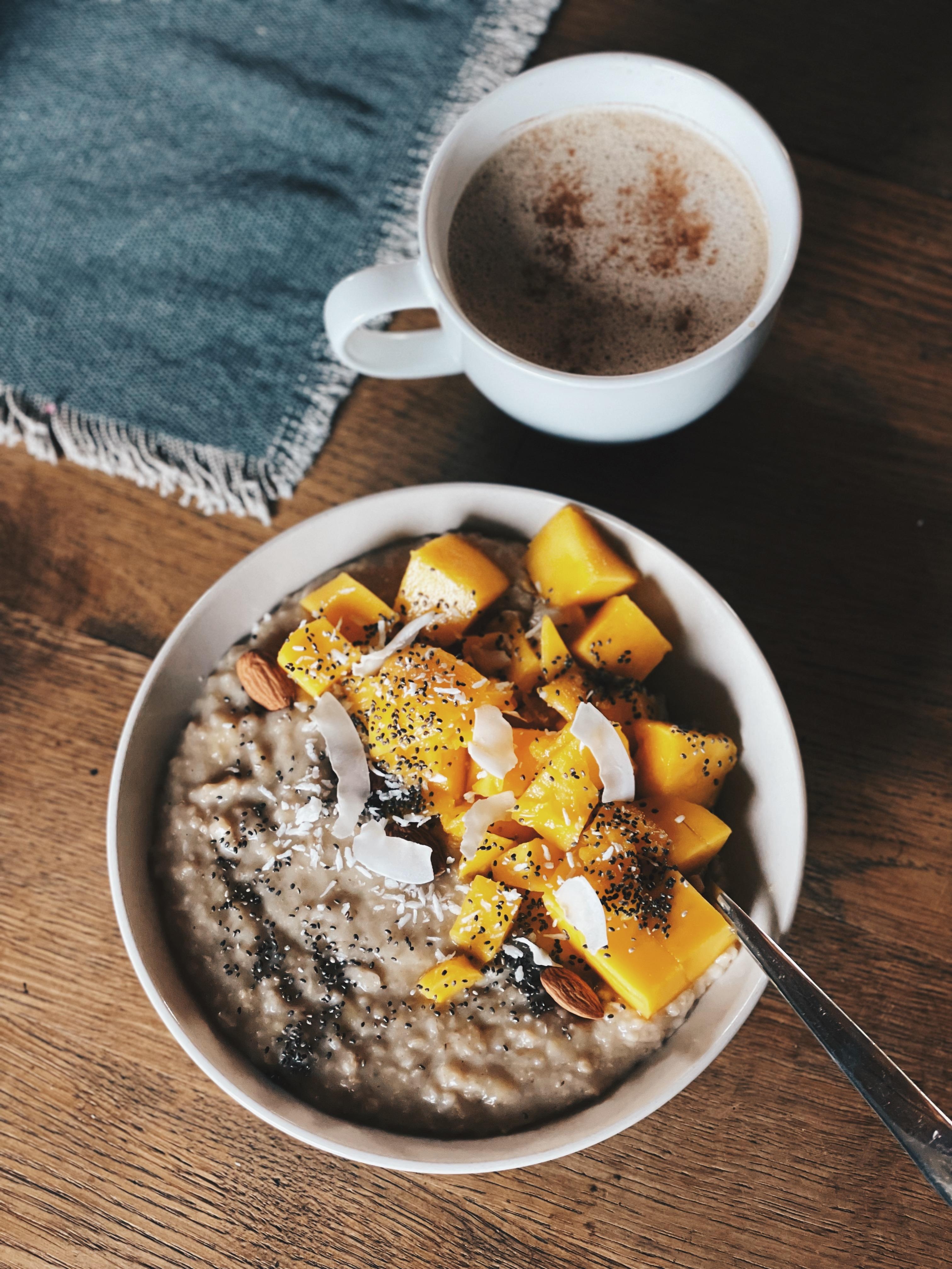 Tropical Vibes on Monday morning 🥭🌴 #breakfast #mondaymorning #mango #porridge 