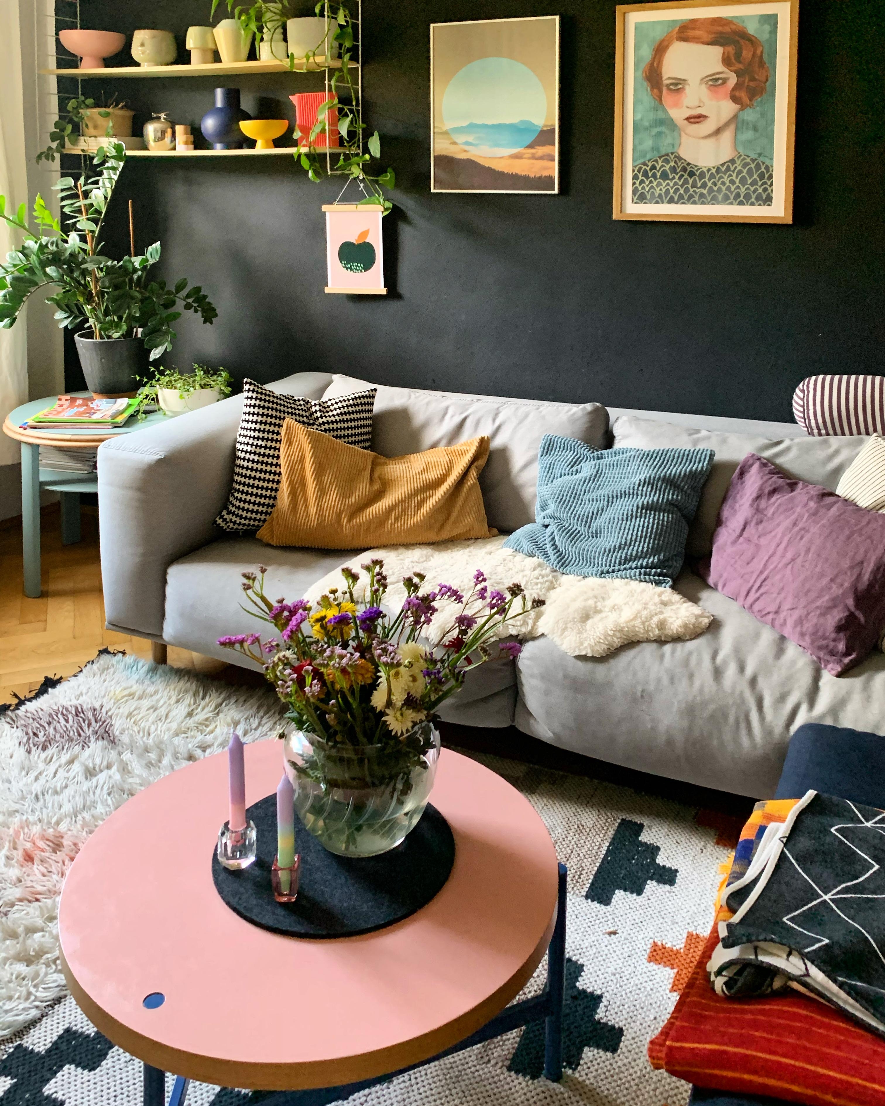 Trotz schwarzer Wand ganz schön bunt 😉
#colourful #bunt #wohnzimmer #couch #blackwall #gemütlich 