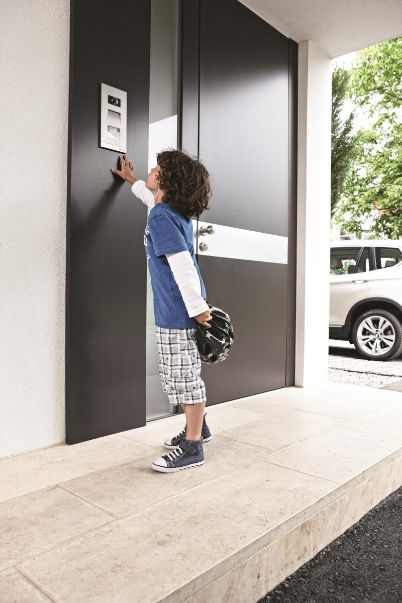 Türklingel mit Kamera im Eingangsbereich #smarthome ©BUSCH-JAEGER Elektro GmbH