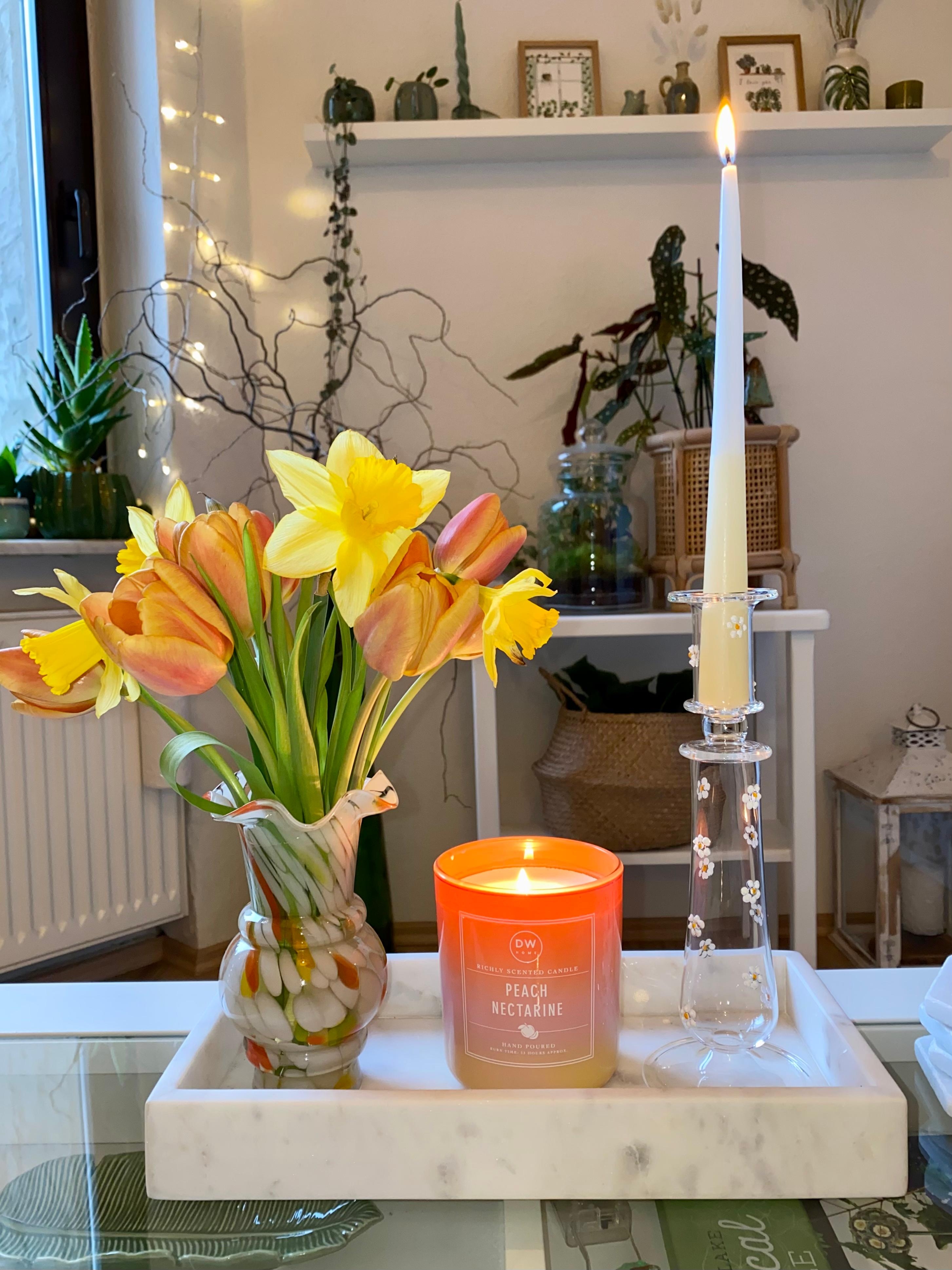 Tulpen & Narzissen 🌼 
#blumen #kerzen #kerzenständer #deko #cozyhome #gemütlich #dekoration #wohnzimmer #springvibes