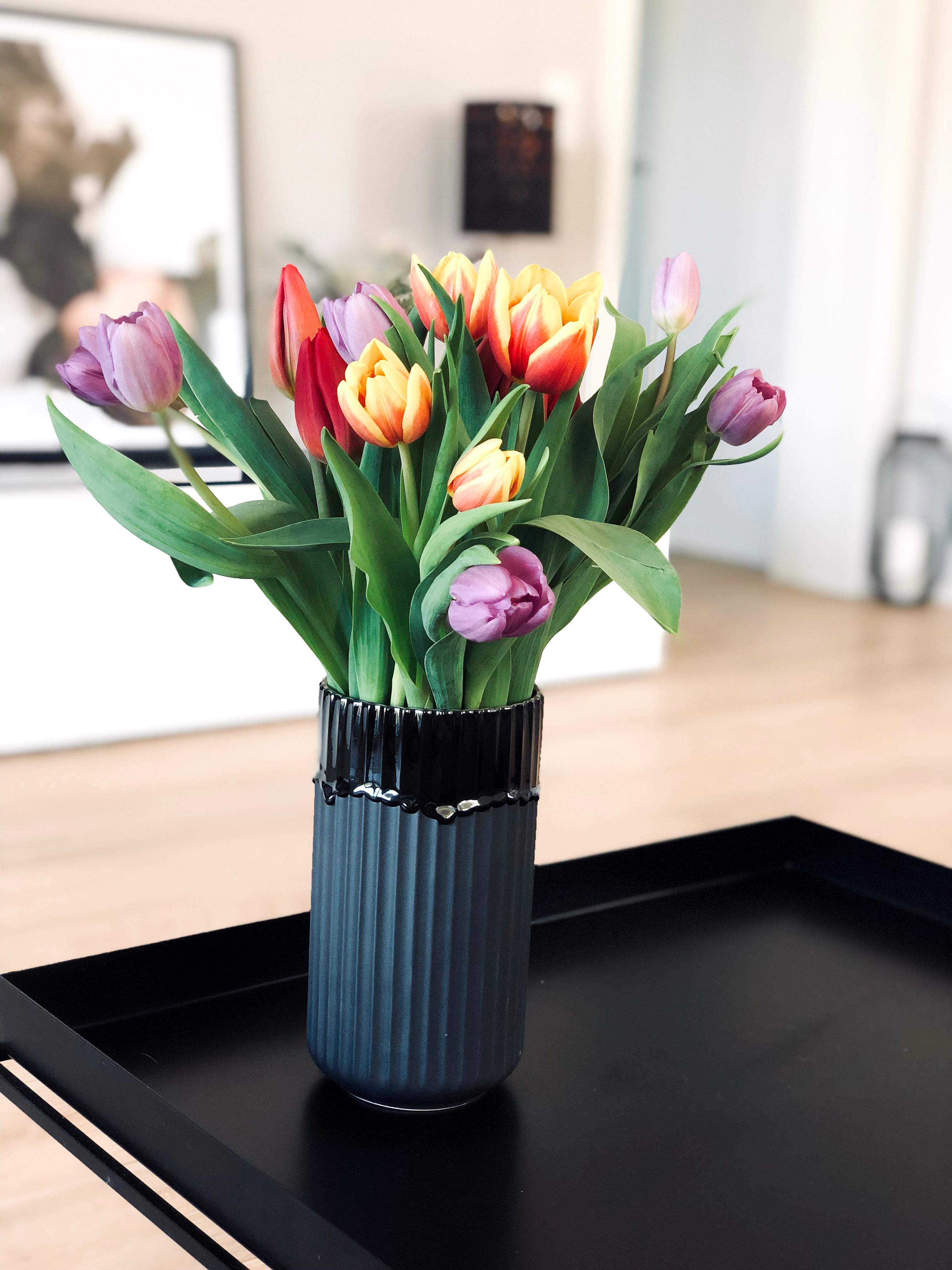 Tulpen- und Vasenliebe 💚🌷
#freshflowerfriday #livingchallenge #tulips